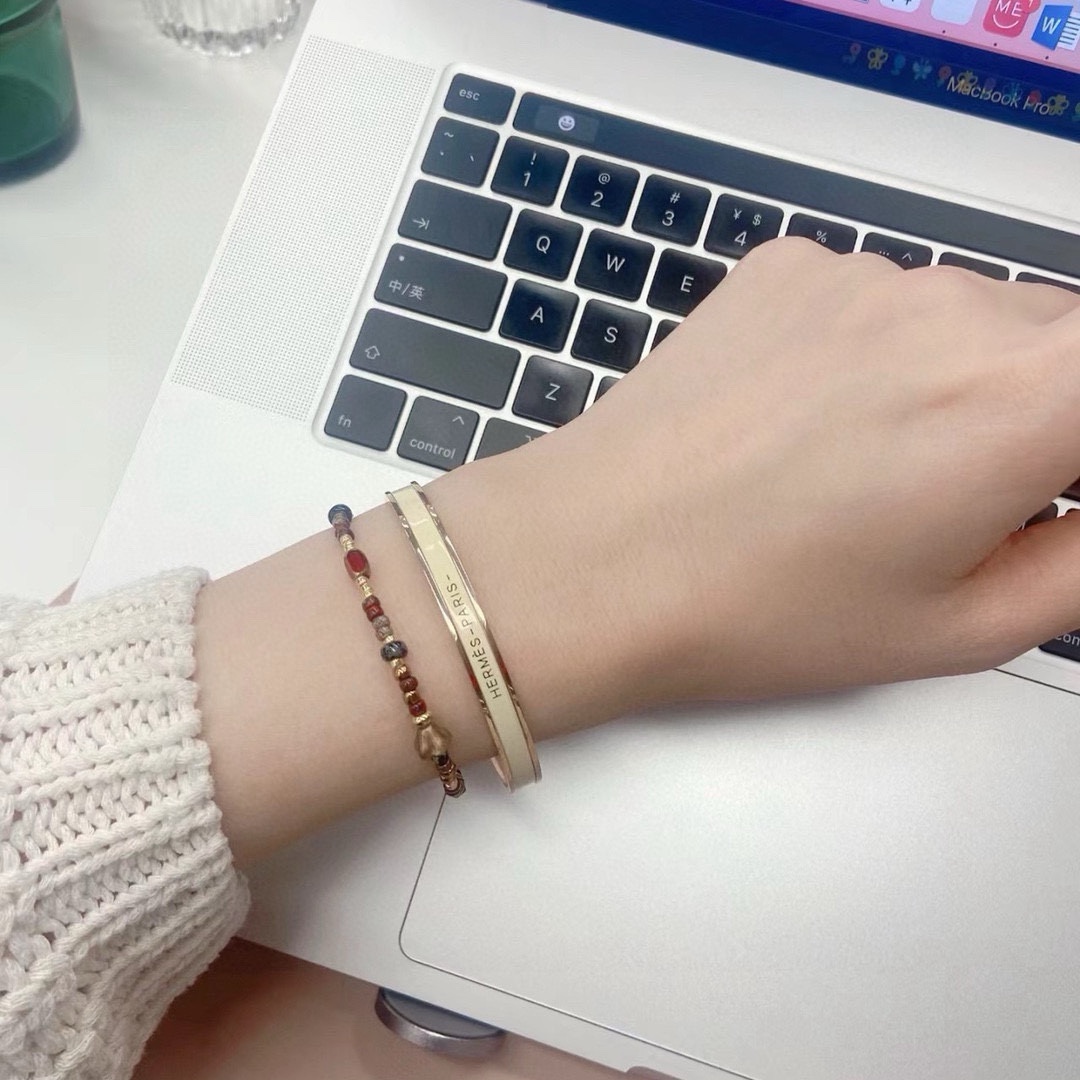 Bracciale Hermes Uni Bangle MM Metallo placcato oro rosa con smalto bianco crema e dettaglio interno nero