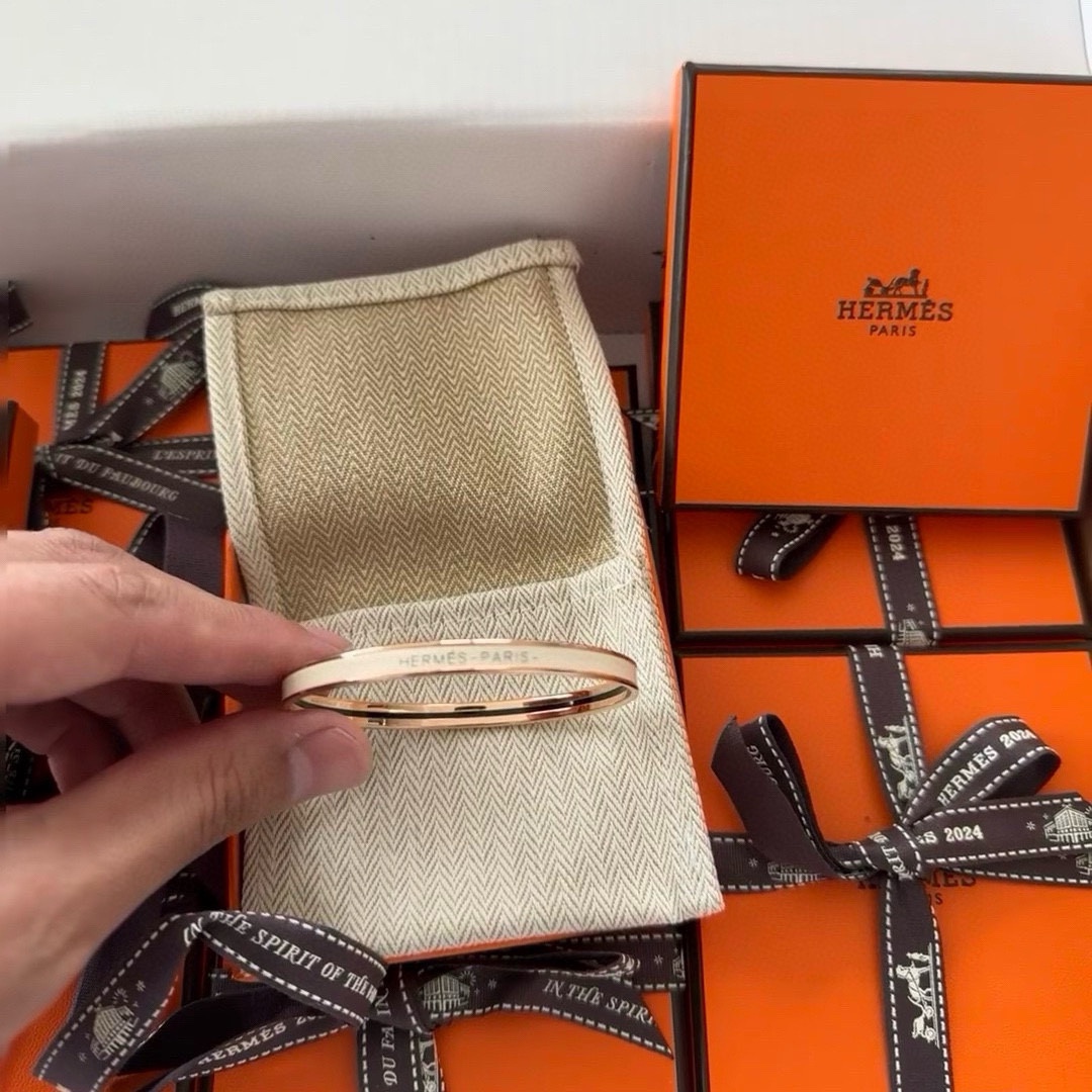 Bracciale Hermes Uni Bangle MM Metallo placcato oro rosa con smalto bianco crema e dettaglio interno nero
