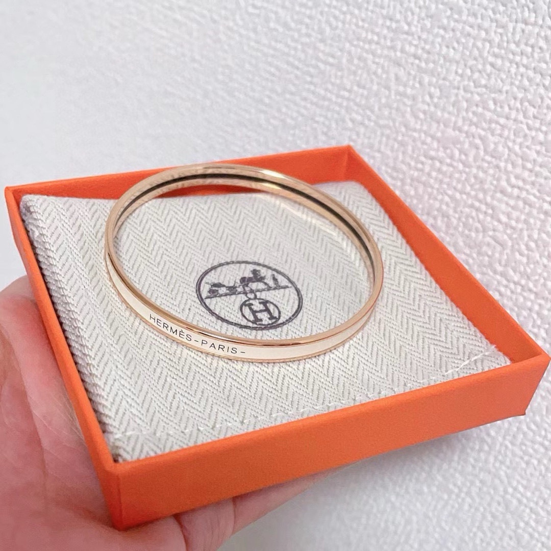Bracciale Hermes Uni Bangle MM Metallo placcato oro rosa con smalto bianco crema e dettaglio interno nero