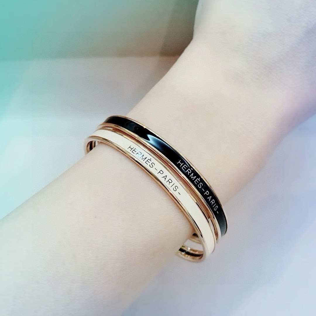 Bracciale Hermes Uni Bangle MM Metallo placcato oro rosa con smalto bianco crema e dettaglio interno nero