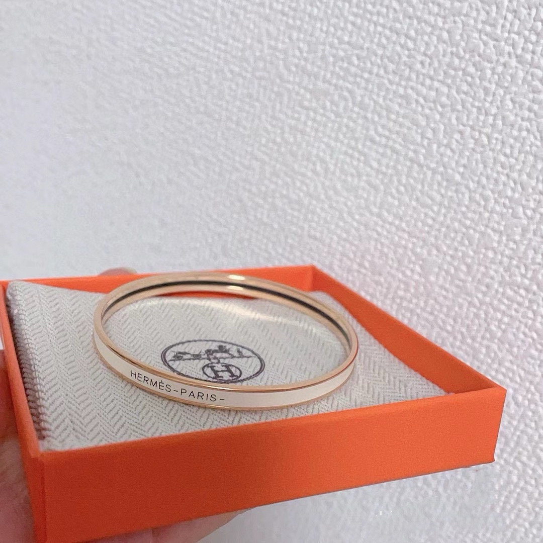 Bracciale Hermes Uni Bangle MM Metallo placcato oro rosa con smalto bianco crema e dettaglio interno nero