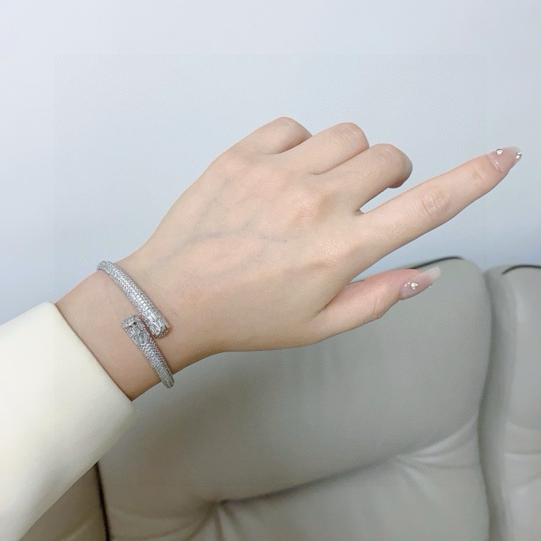 Cartier Panthere de Cartier bracelet 18k white gold diamond 17