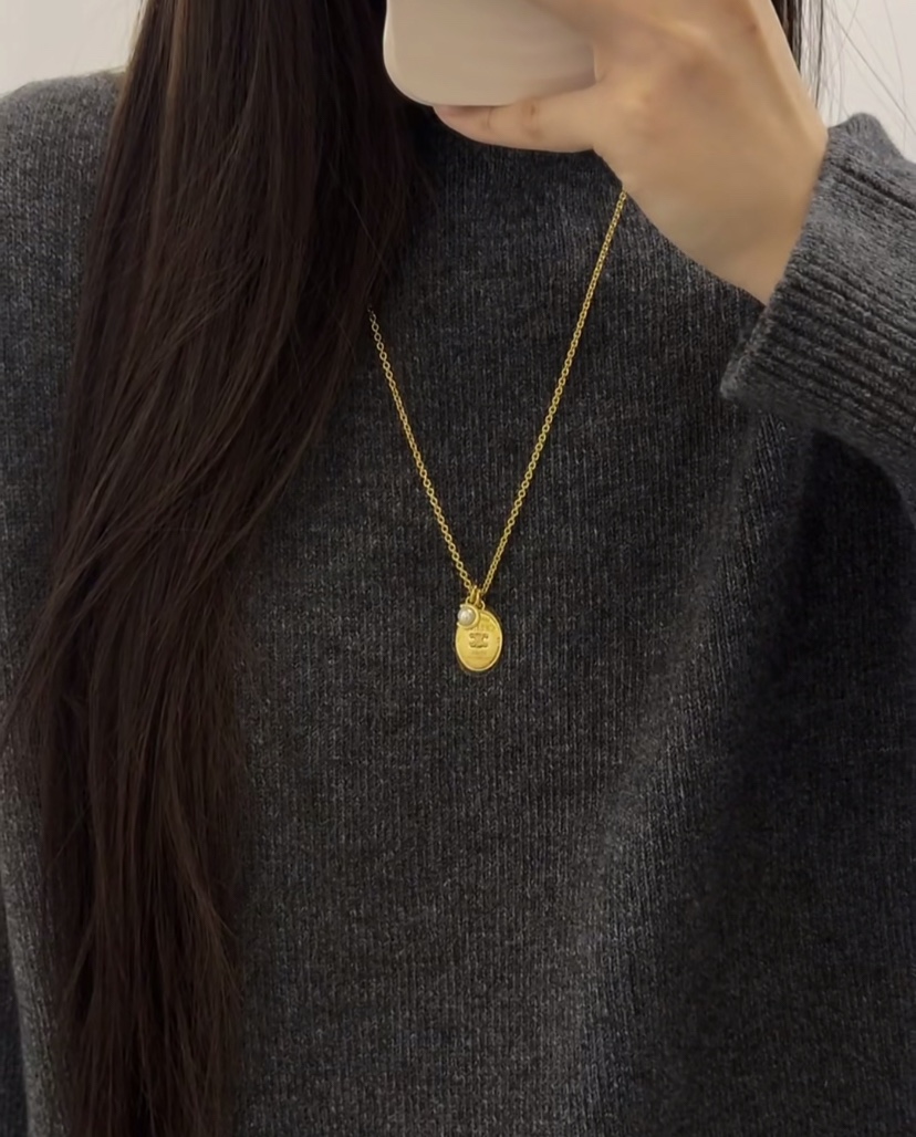 Celine Triomphe Oval Pearl Pendant necklace gold-tone metal with white pearl 45cm with 5cm extender
