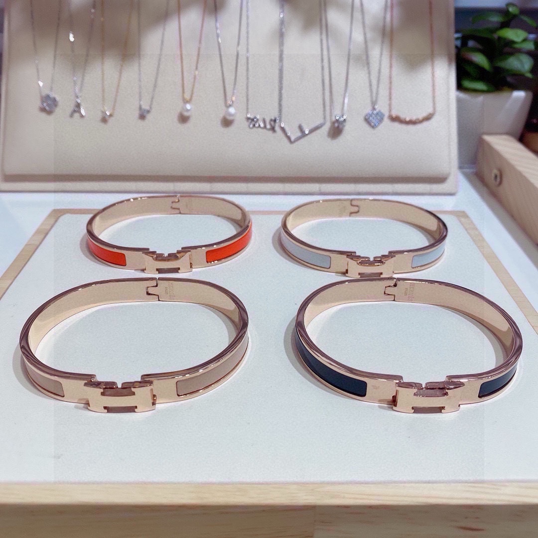 Bracciale Hermes Clic H Metallo oro rosa con smalto nelle opzioni bianco nero arancione e beige 8 mm MM