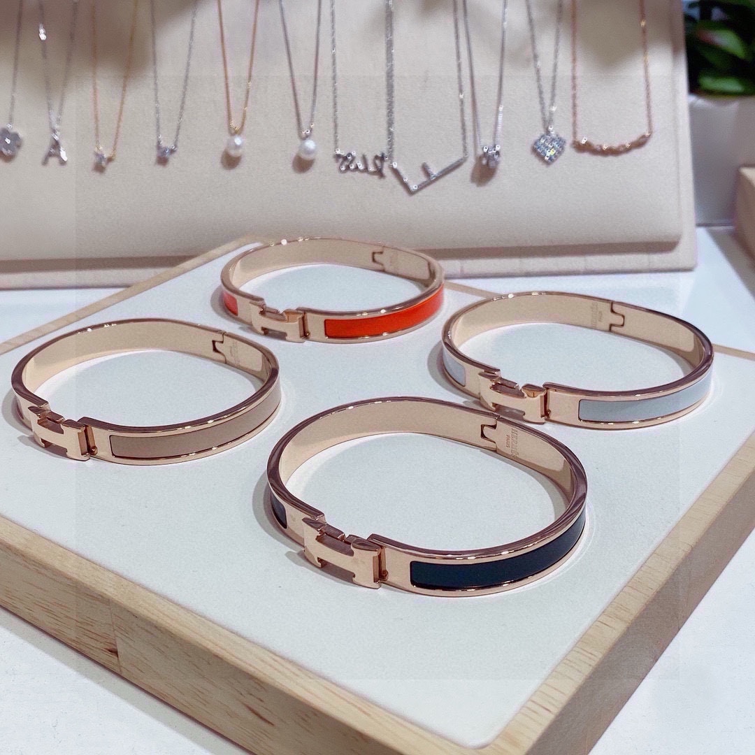 Bracciale Hermes Clic H Metallo oro rosa con smalto nelle opzioni bianco nero arancione e beige 8 mm MM