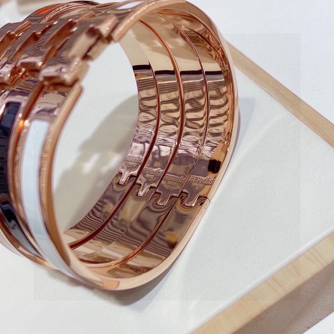 Bracciale Hermes Clic H Metallo oro rosa con smalto nelle opzioni bianco nero arancione e beige 8 mm MM