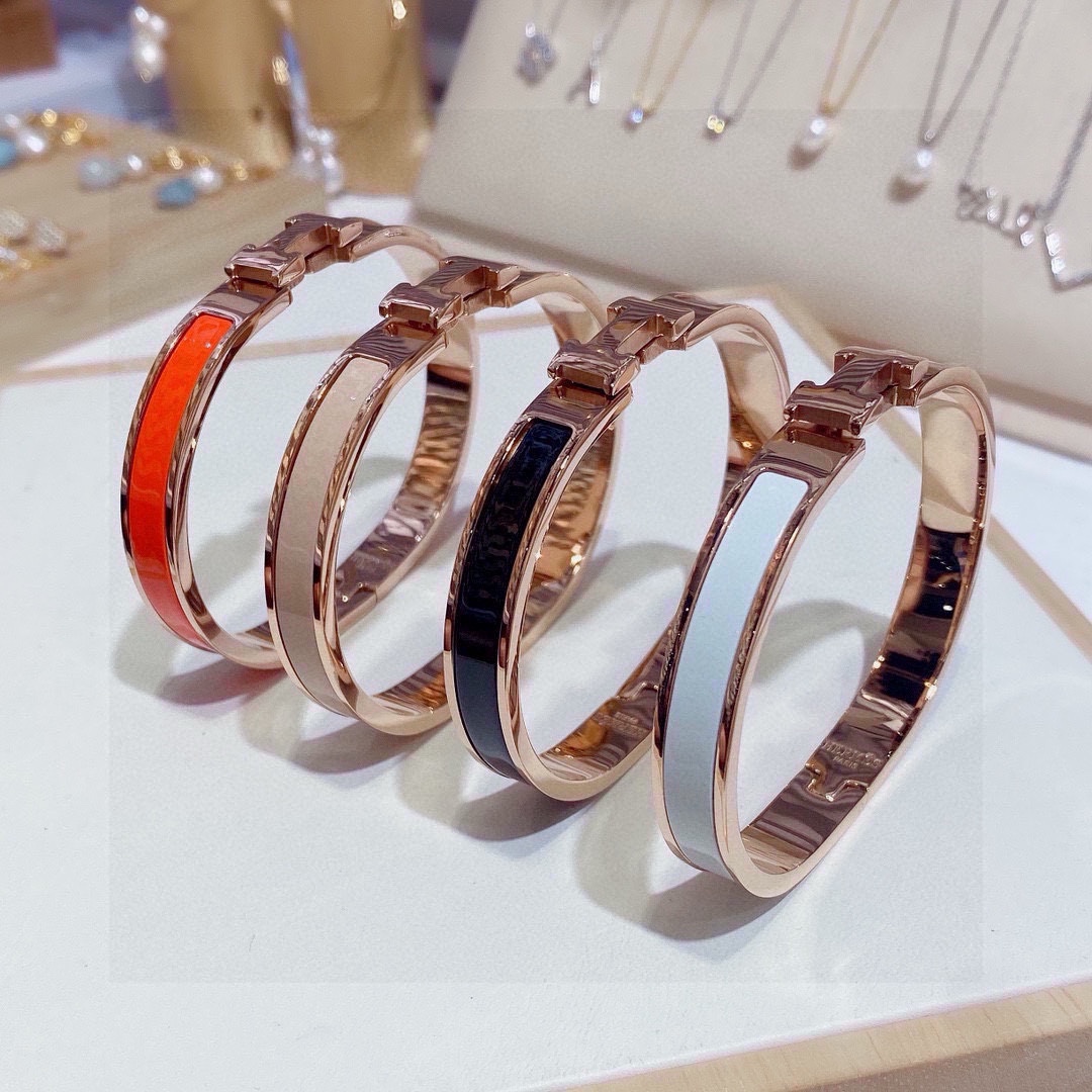 Bracciale Hermes Clic H Metallo oro rosa con smalto nelle opzioni bianco nero arancione e beige 8 mm MM