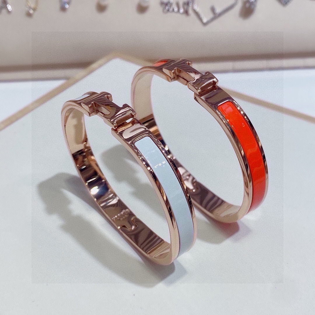 Bracciale Hermes Clic H Metallo oro rosa con smalto nelle opzioni bianco nero arancione e beige 8 mm MM