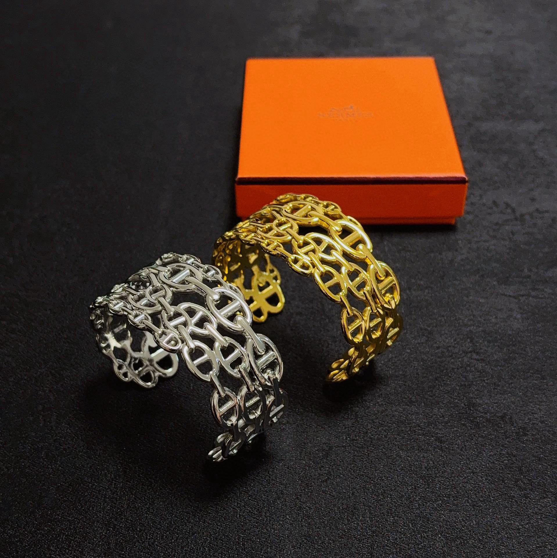 Bracciale Hermes Chaine d Ancre Enchainee MM Bracciale in metallo color oro e metallo argentato senza pietre preziose