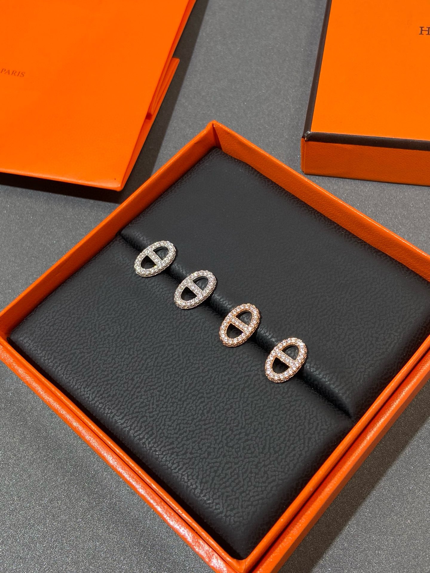 Orecchini Hermes Farandole in metallo argentato con pietre trasparenti simili a diamanti da 10 mm