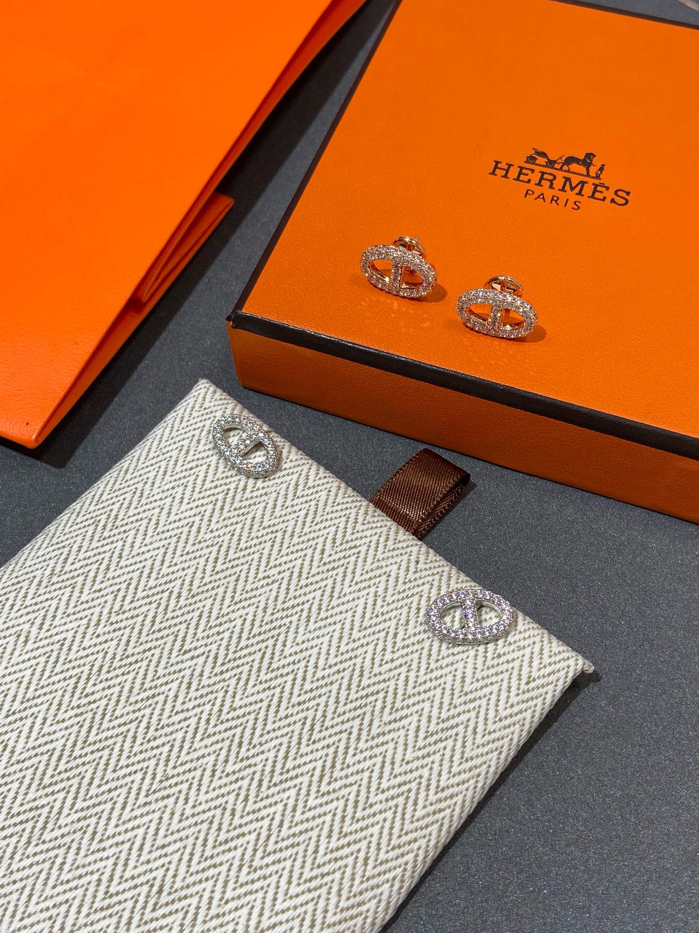 Orecchini Hermes Farandole in metallo argentato con pietre trasparenti simili a diamanti da 10 mm