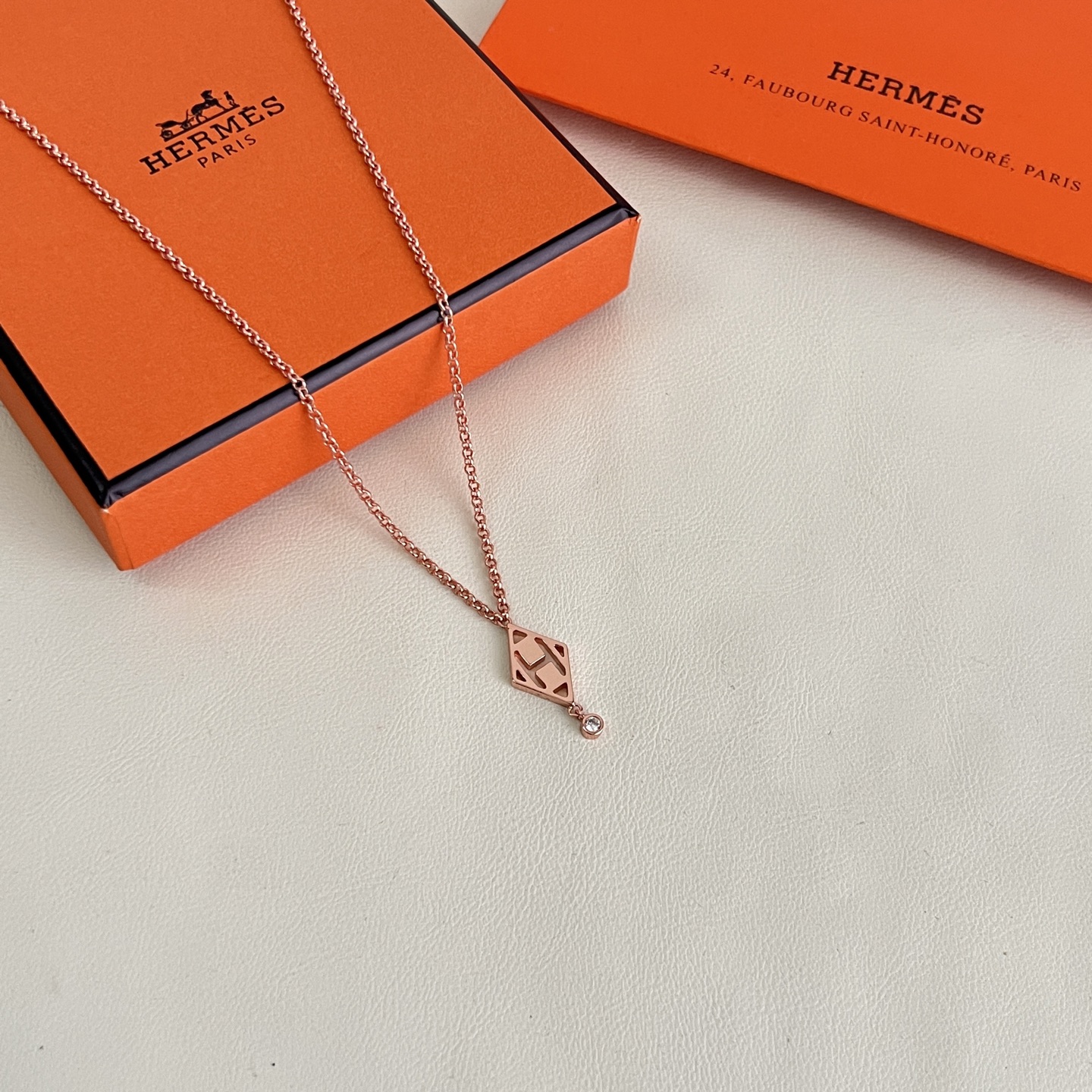 Collar con colgante de diamantes Hermes Gambade H Oro rosa con detalles de diamantes transparentes Plata con detalles de diamantes transparentes 40 cm