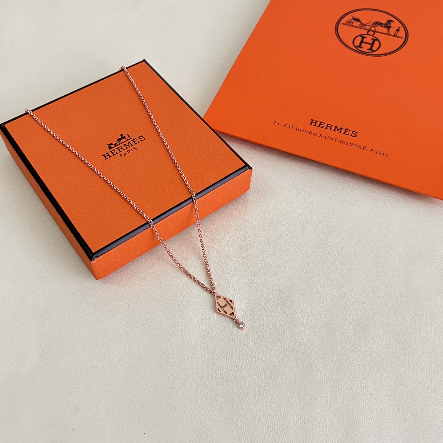 Collar con colgante de diamantes Hermes Gambade H Oro rosa con detalles de diamantes transparentes Plata con detalles de diamantes transparentes 40 cm