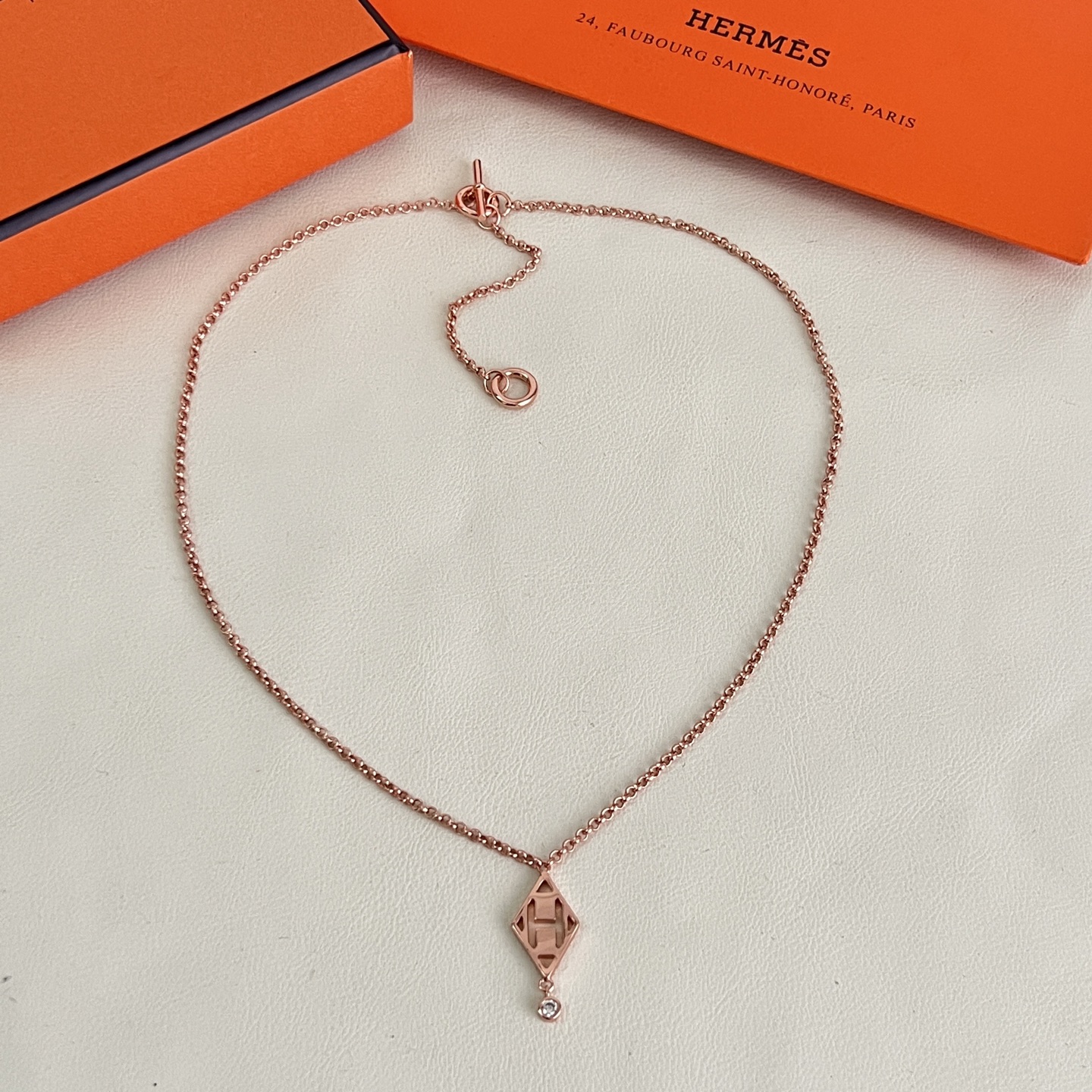 Collar con colgante de diamantes Hermes Gambade H Oro rosa con detalles de diamantes transparentes Plata con detalles de diamantes transparentes 40 cm