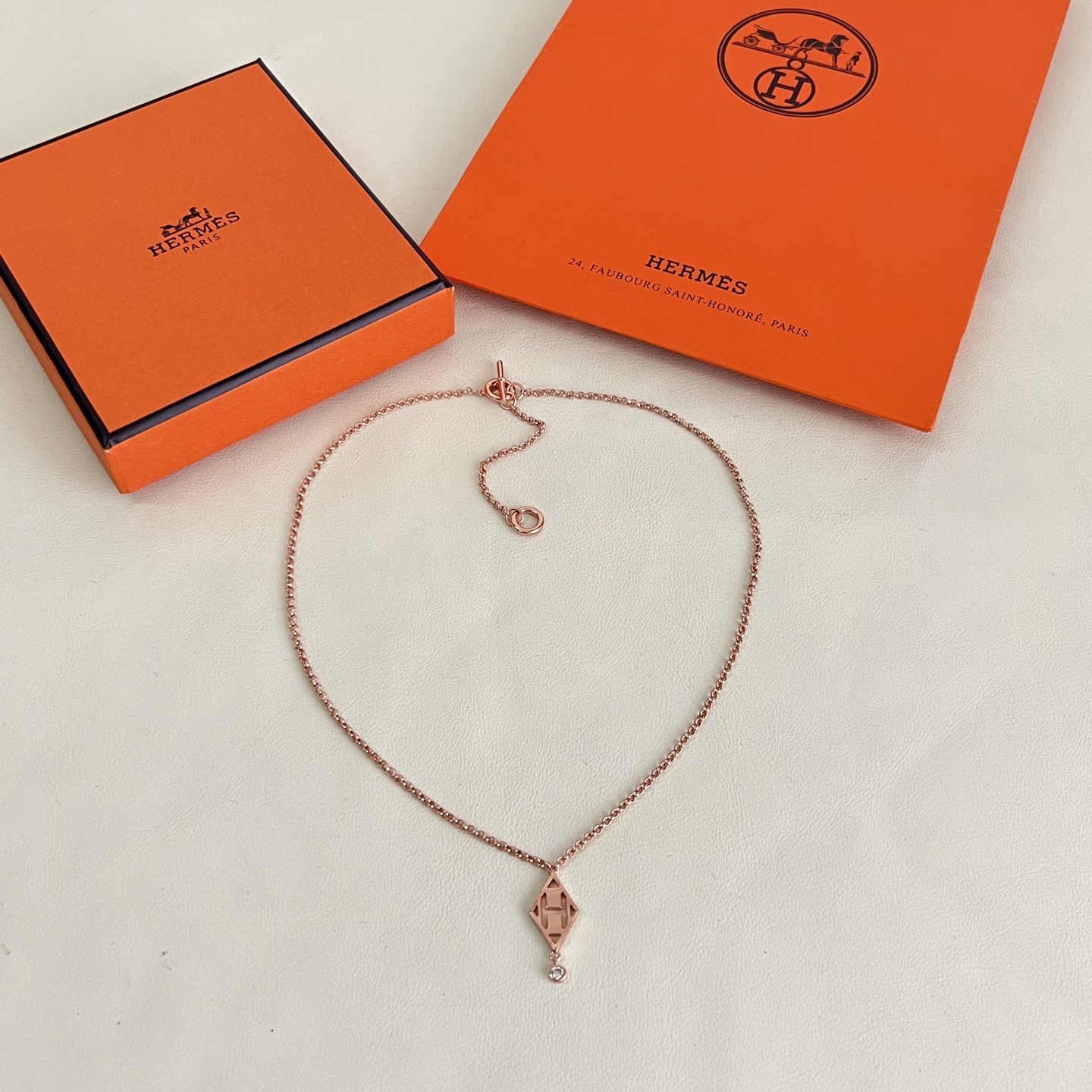 Collar con colgante de diamantes Hermes Gambade H Oro rosa con detalles de diamantes transparentes Plata con detalles de diamantes transparentes 40 cm