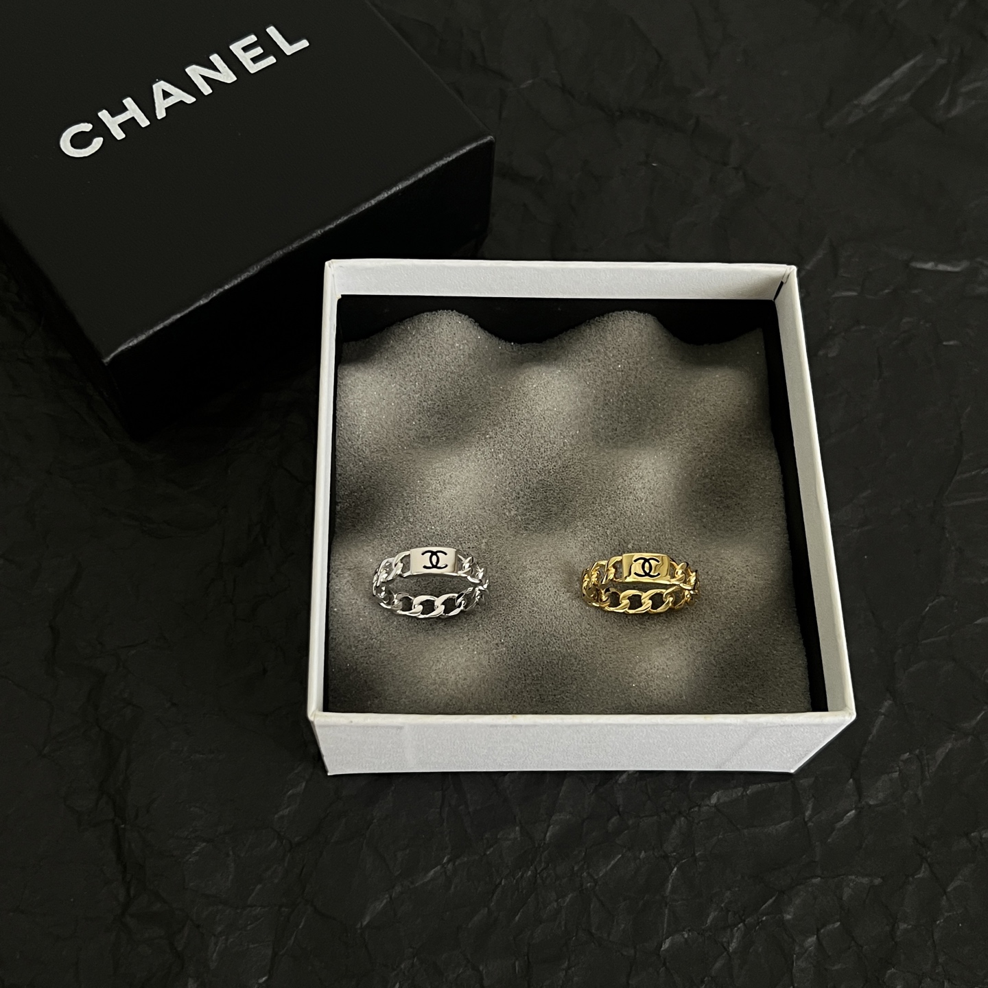 Chanel CC Logo Chain Link Ring ring Silver-toned metal with black enamel CC logo US 7