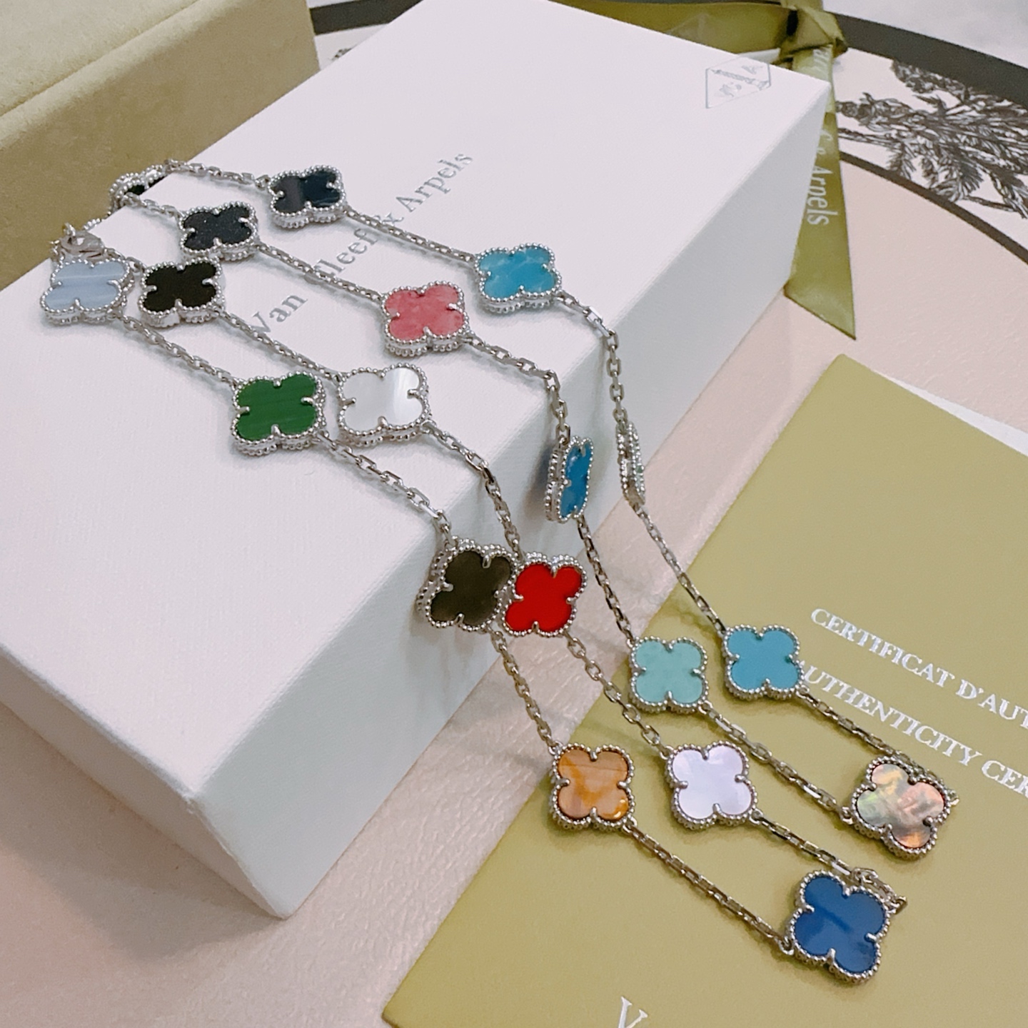 Collana Van Cleef Arpels Alhambra metallo argentato con intarsi di trifogli multicolori rosso rosa viola nero blu scuro verde acqua verde azzurro azzurro cielo turchese grigio bianco madreperla occhio di tigre giallo 80 cm