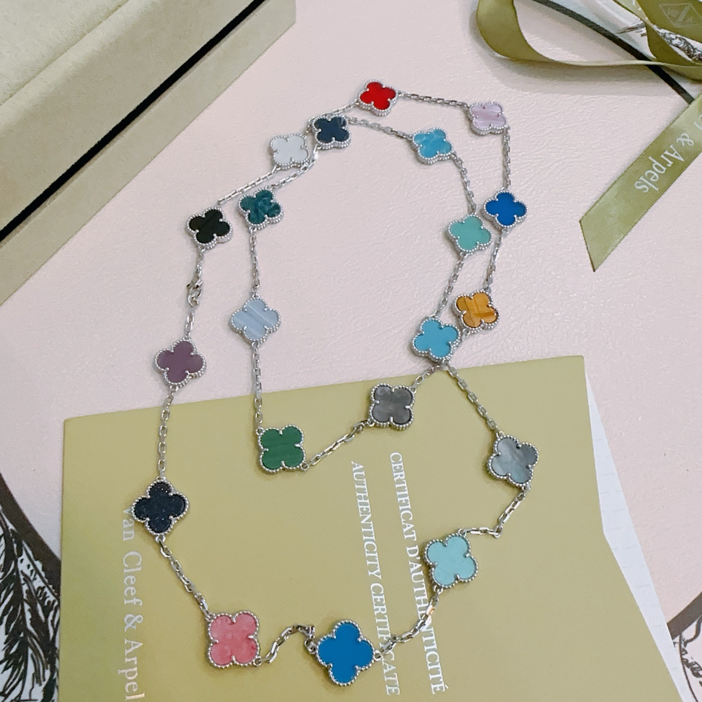 Collana Van Cleef Arpels Alhambra metallo argentato con intarsi di trifogli multicolori rosso rosa viola nero blu scuro verde acqua verde azzurro azzurro cielo turchese grigio bianco madreperla occhio di tigre giallo 80 cm