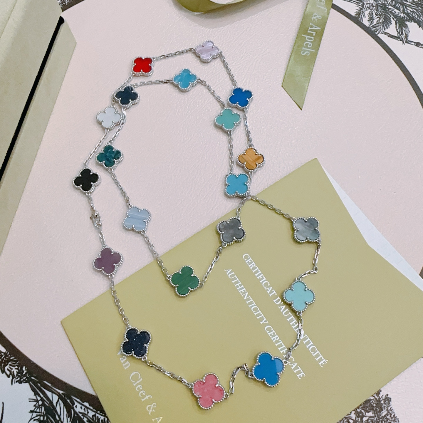 Collana Van Cleef Arpels Alhambra metallo argentato con intarsi di trifogli multicolori rosso rosa viola nero blu scuro verde acqua verde azzurro azzurro cielo turchese grigio bianco madreperla occhio di tigre giallo 80 cm