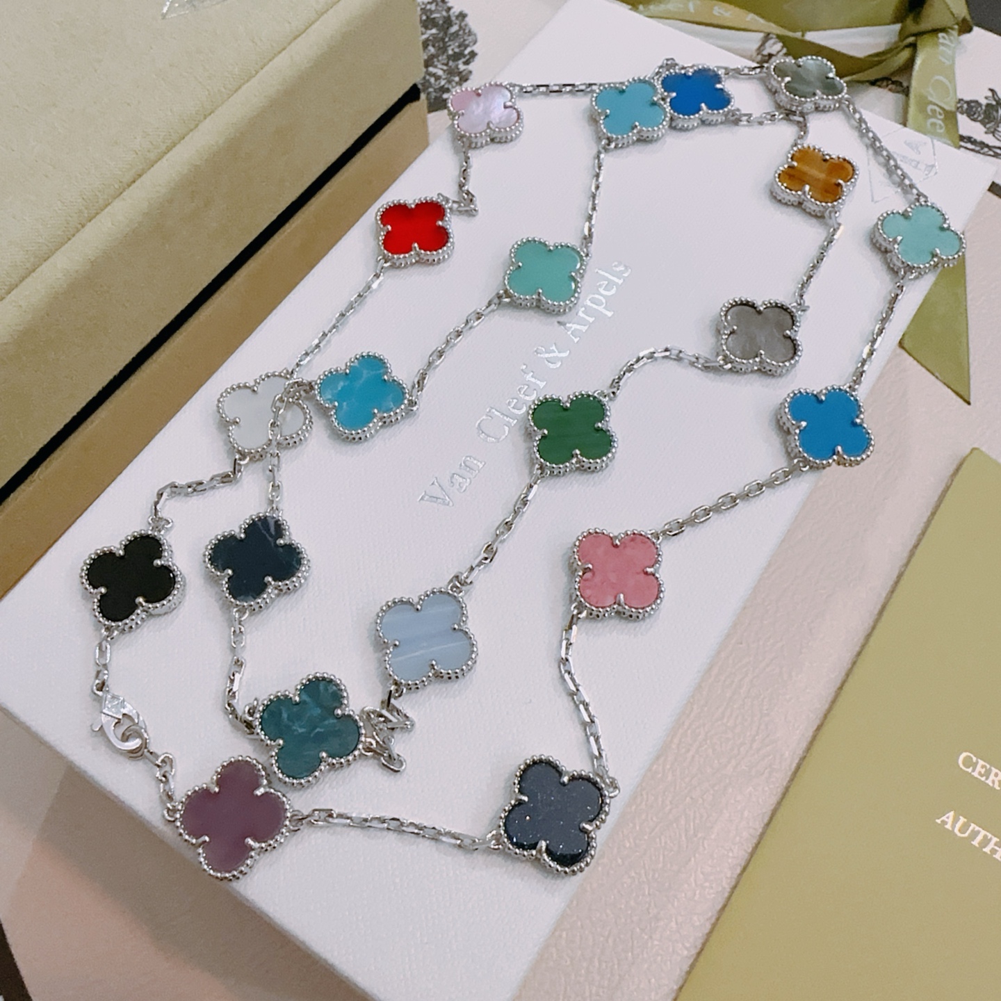 Collana Van Cleef Arpels Alhambra metallo argentato con intarsi di trifogli multicolori rosso rosa viola nero blu scuro verde acqua verde azzurro azzurro cielo turchese grigio bianco madreperla occhio di tigre giallo 80 cm