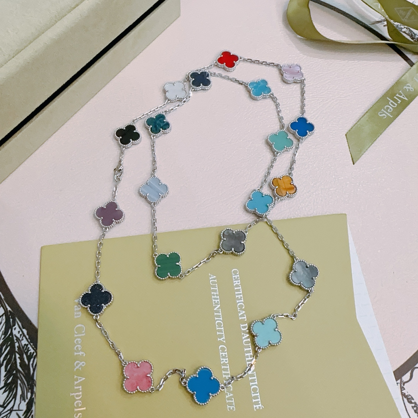 Collana Van Cleef Arpels Alhambra metallo argentato con intarsi di trifogli multicolori rosso rosa viola nero blu scuro verde acqua verde azzurro azzurro cielo turchese grigio bianco madreperla occhio di tigre giallo 80 cm
