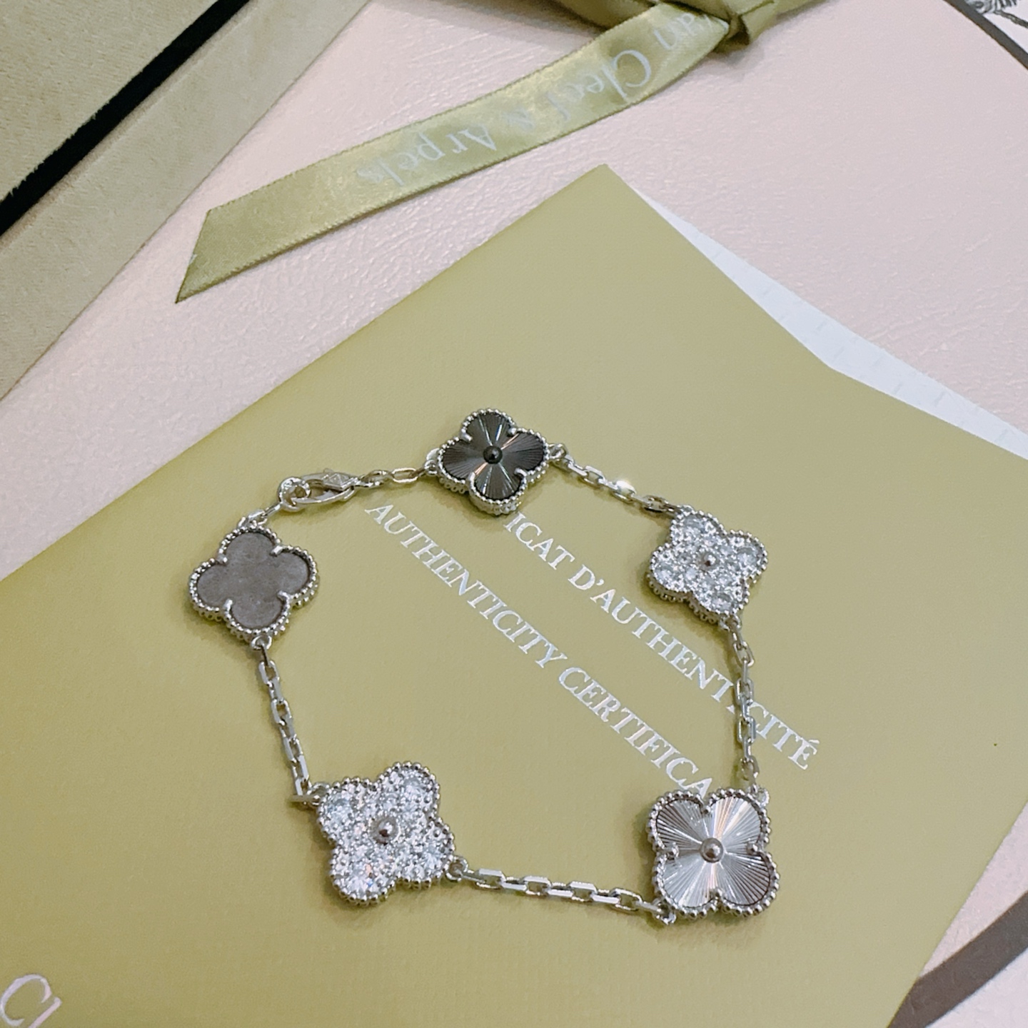 Bracciale Van Cleef Arpels Alhambra Metallo color argento con pietre chiare simili a diamanti intarsi di trifoglio grigio scuro e motivi di trifoglio guilloché argento 17 cm