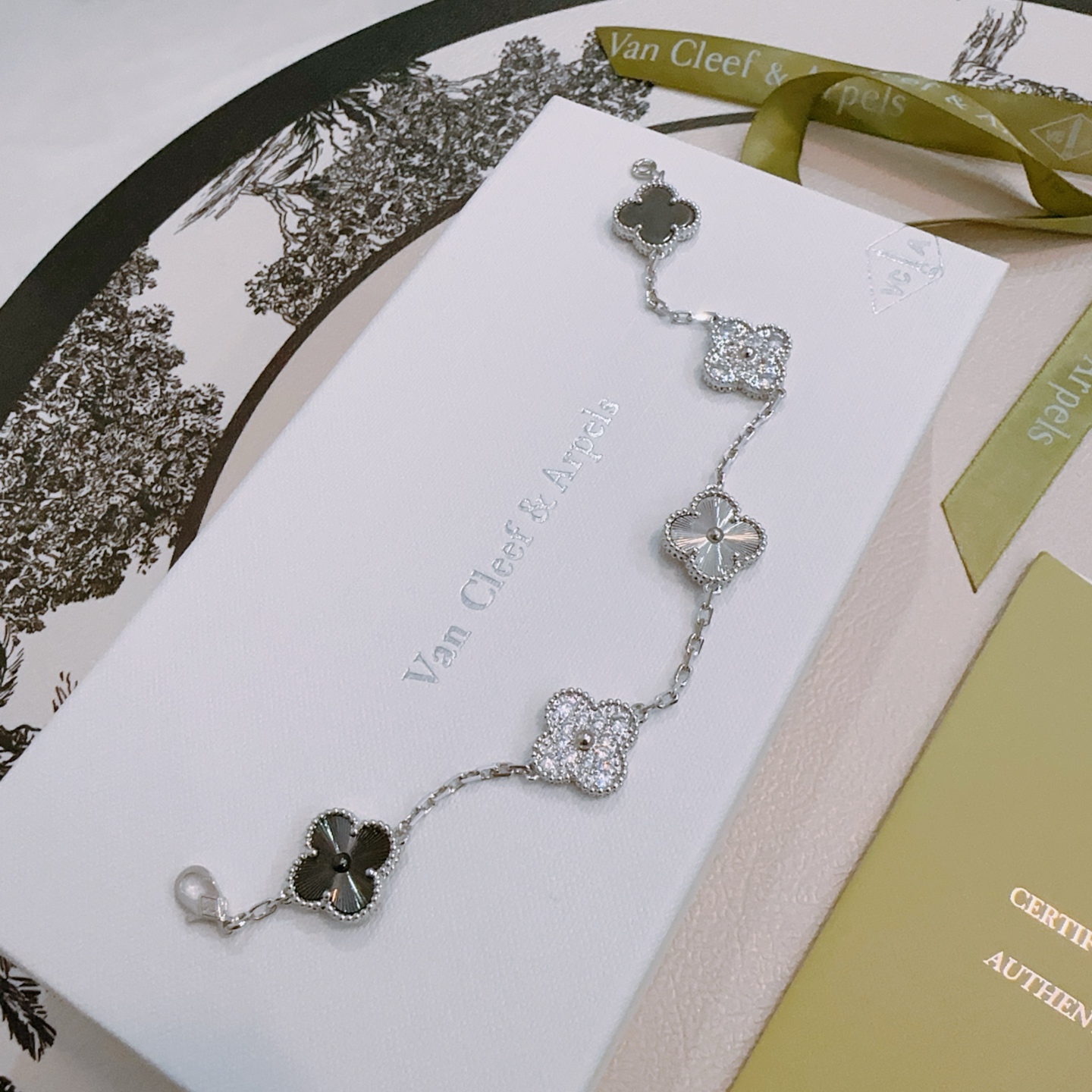 Bracciale Van Cleef Arpels Alhambra Metallo color argento con pietre chiare simili a diamanti intarsi di trifoglio grigio scuro e motivi di trifoglio guilloché argento 17 cm