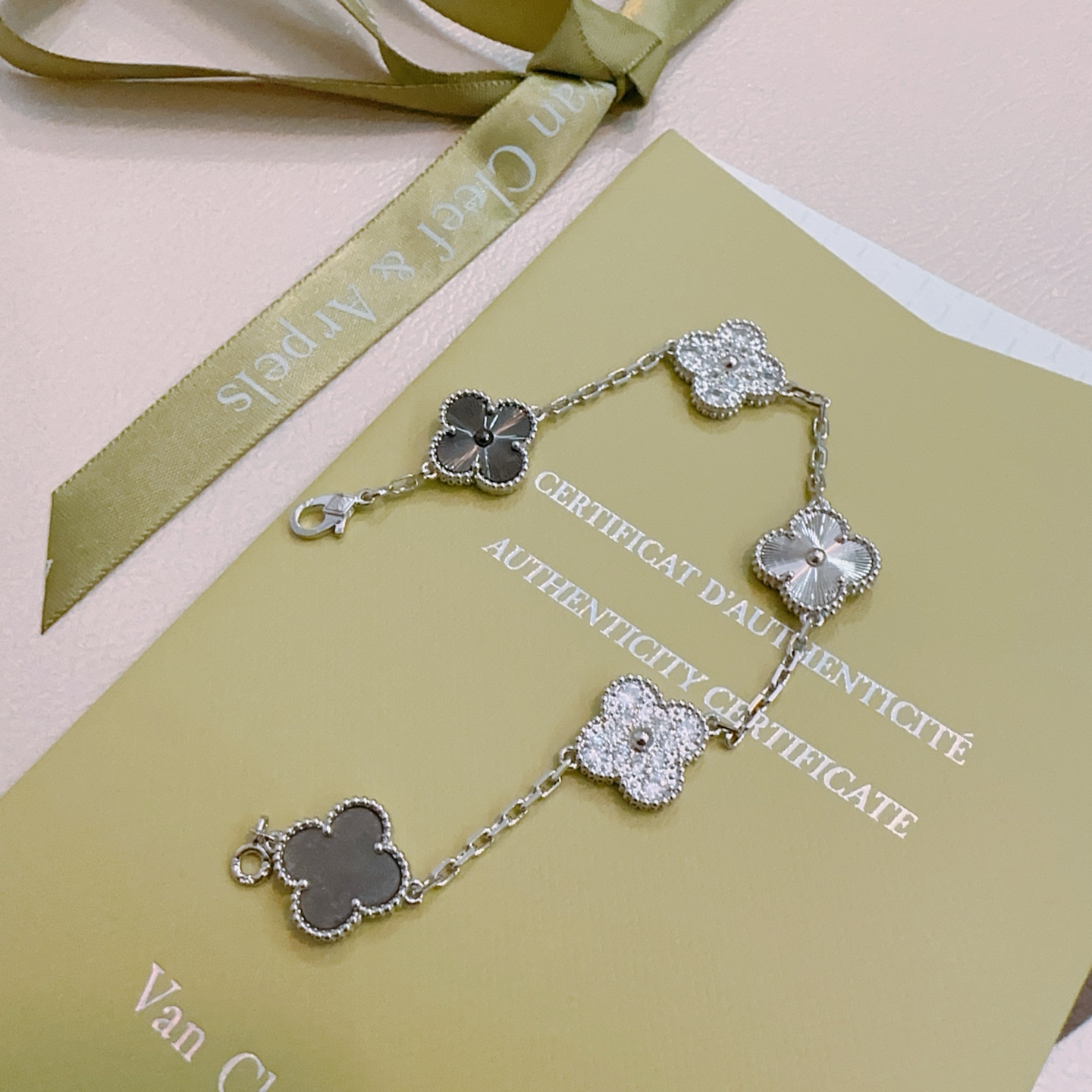 Bracciale Van Cleef Arpels Alhambra Metallo color argento con pietre chiare simili a diamanti intarsi di trifoglio grigio scuro e motivi di trifoglio guilloché argento 17 cm