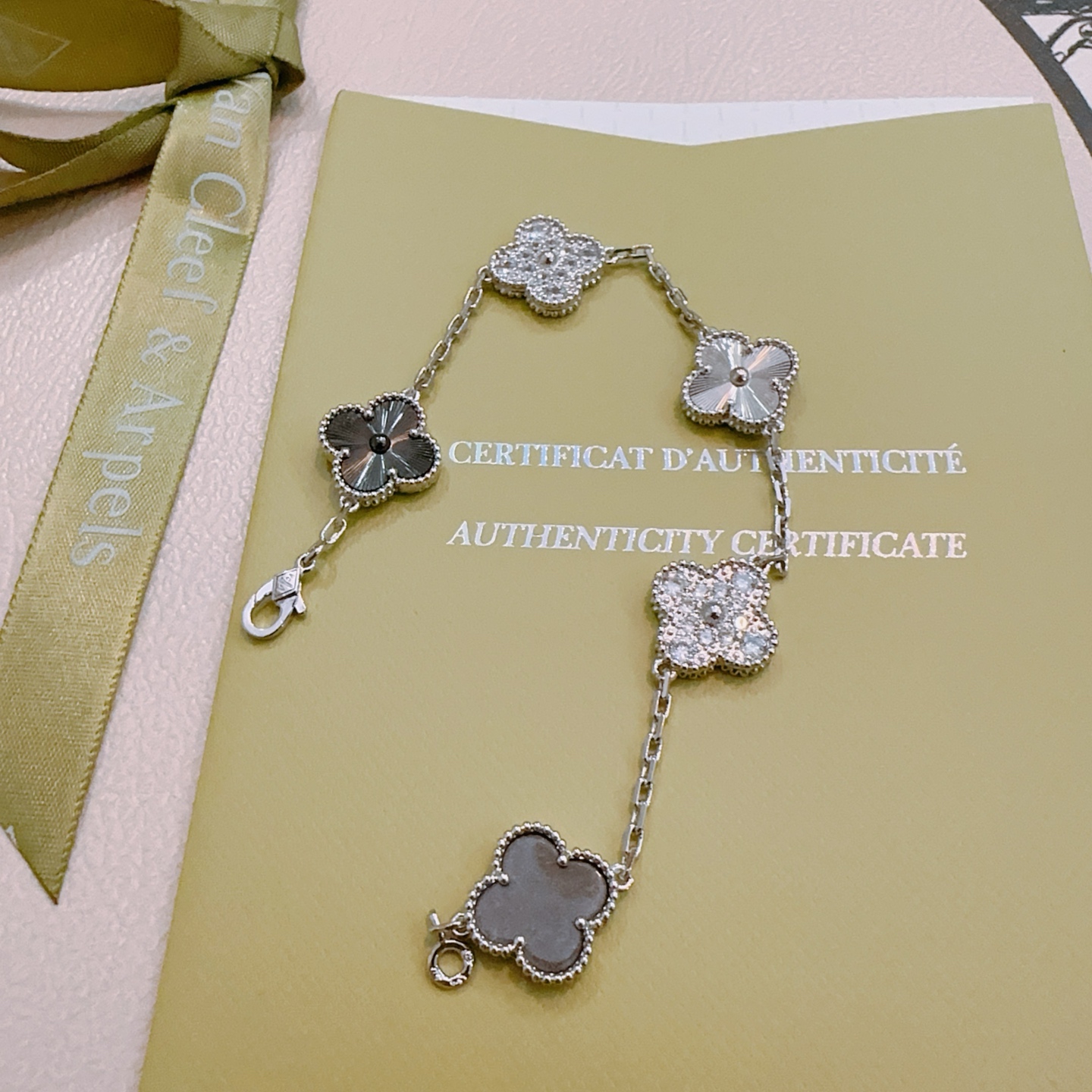 Bracciale Van Cleef Arpels Alhambra Metallo color argento con pietre chiare simili a diamanti intarsi di trifoglio grigio scuro e motivi di trifoglio guilloché argento 17 cm