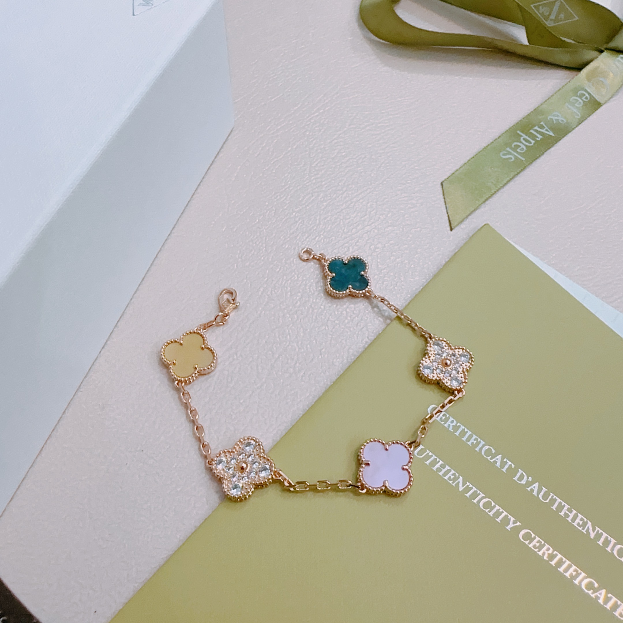 Van Cleef Arpels Bracelet Alhambra Or rose avec nacre blanche, pierre bleue sarcelle, accents de diamants clairs et nacre crème 17 cm