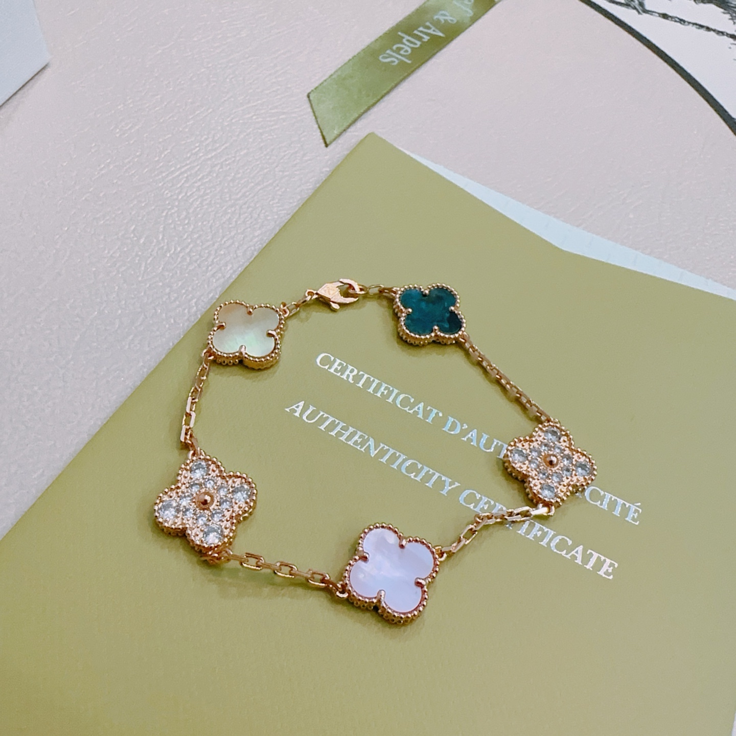 Van Cleef Arpels Bracelet Alhambra Or rose avec nacre blanche, pierre bleue sarcelle, accents de diamants clairs et nacre crème 17 cm