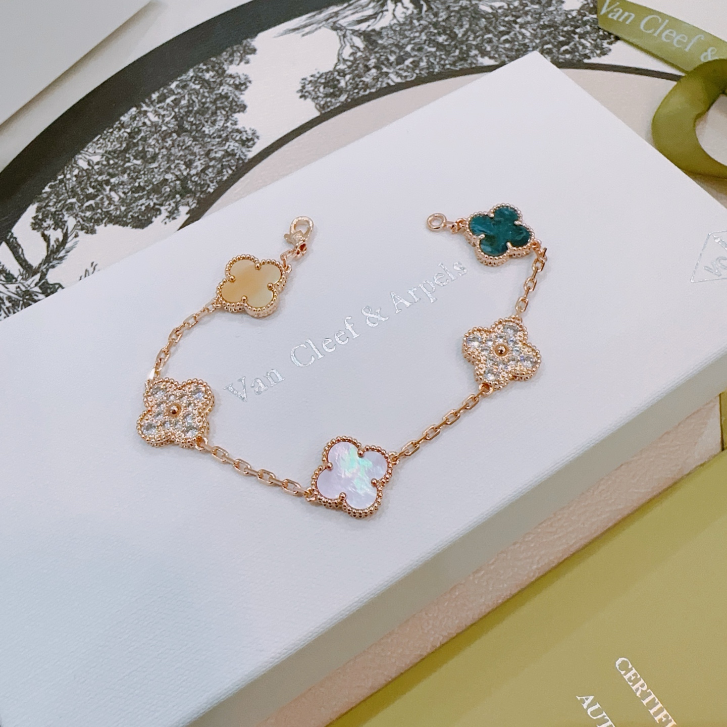 Van Cleef Arpels Bracelet Alhambra Or rose avec nacre blanche, pierre bleue sarcelle, accents de diamants clairs et nacre crème 17 cm
