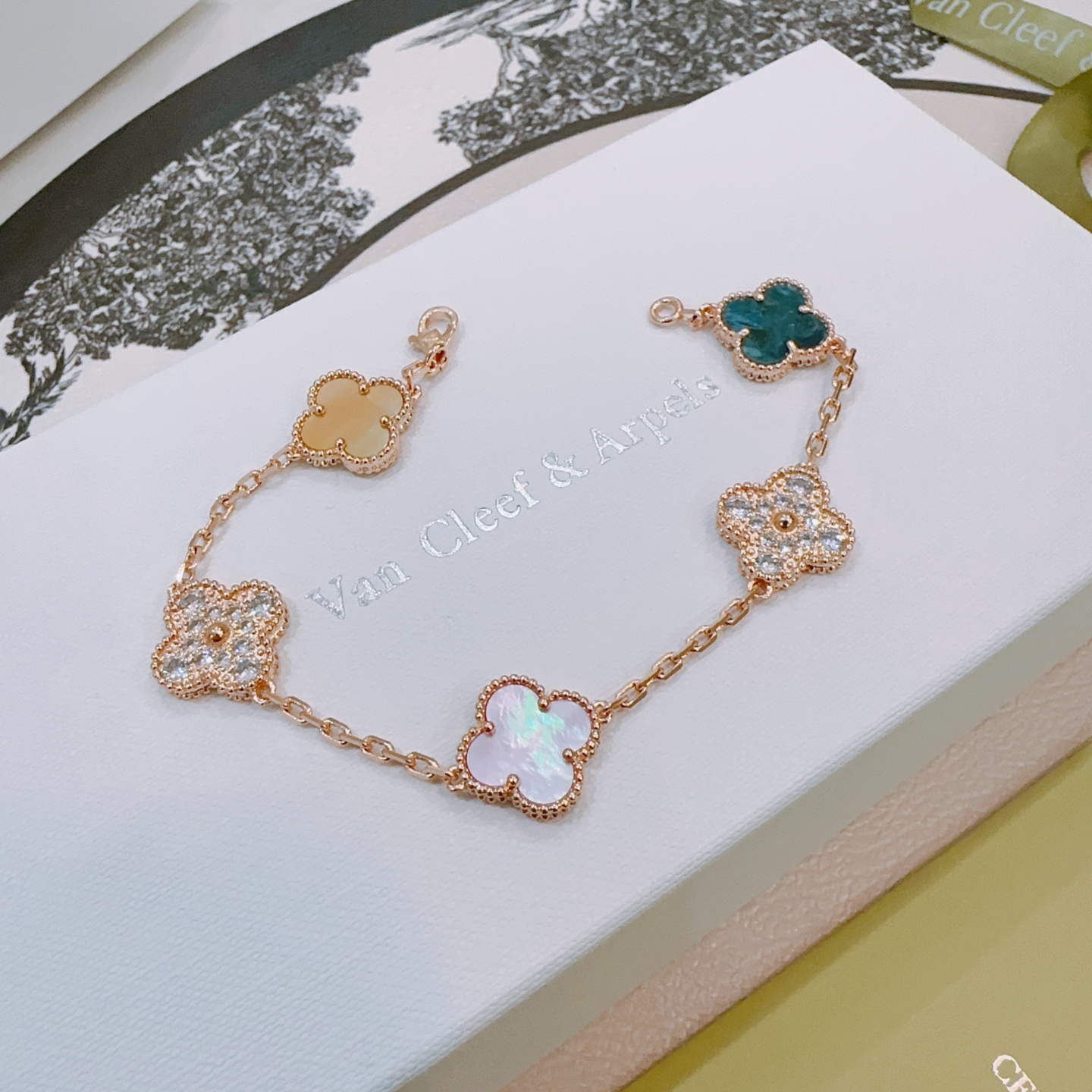 Van Cleef Arpels Bracelet Alhambra Or rose avec nacre blanche, pierre bleue sarcelle, accents de diamants clairs et nacre crème 17 cm