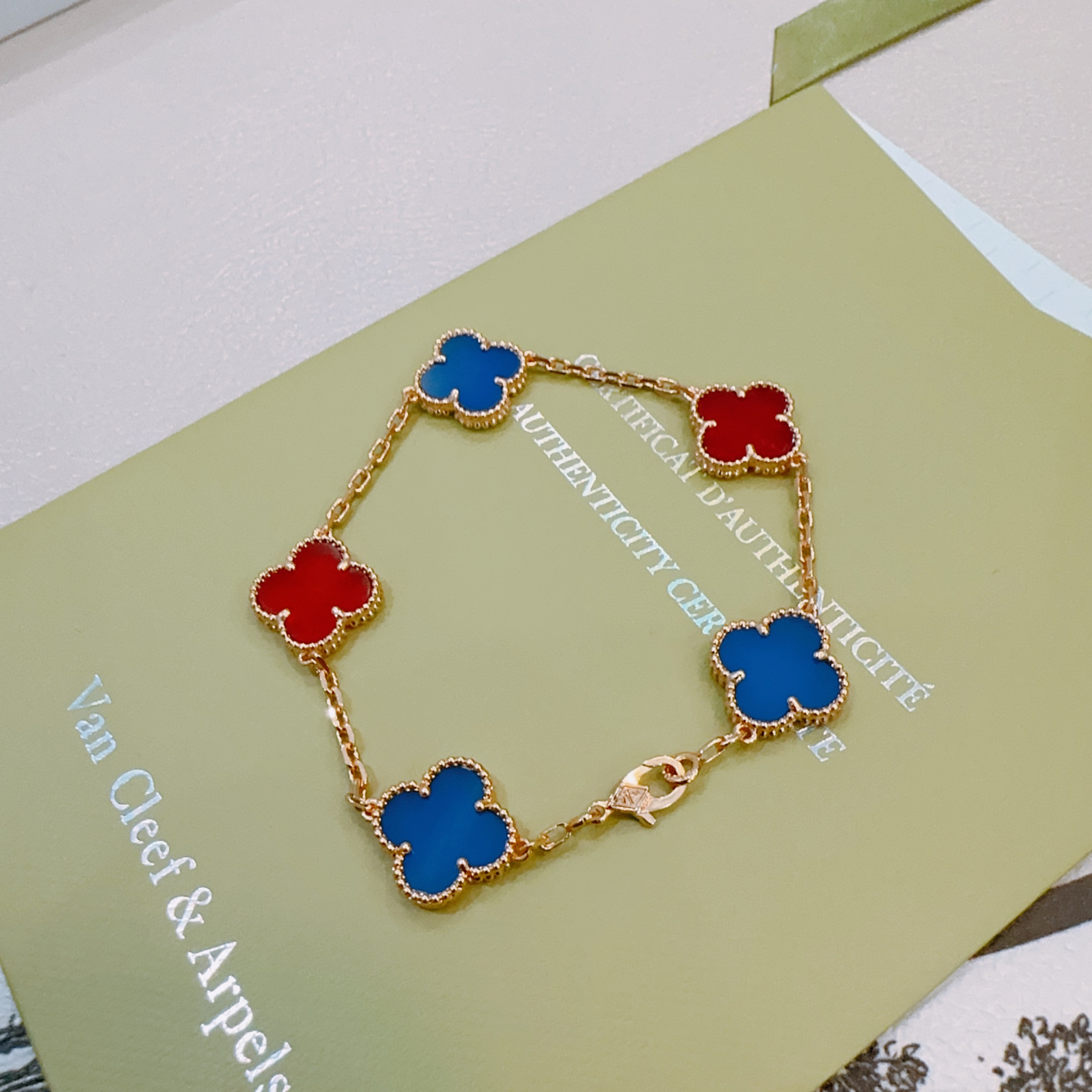 Bracciale Van Cleef Arpels Alhambra in metallo oro rosa con intarsi di trifoglio blu e rosso 18 cm