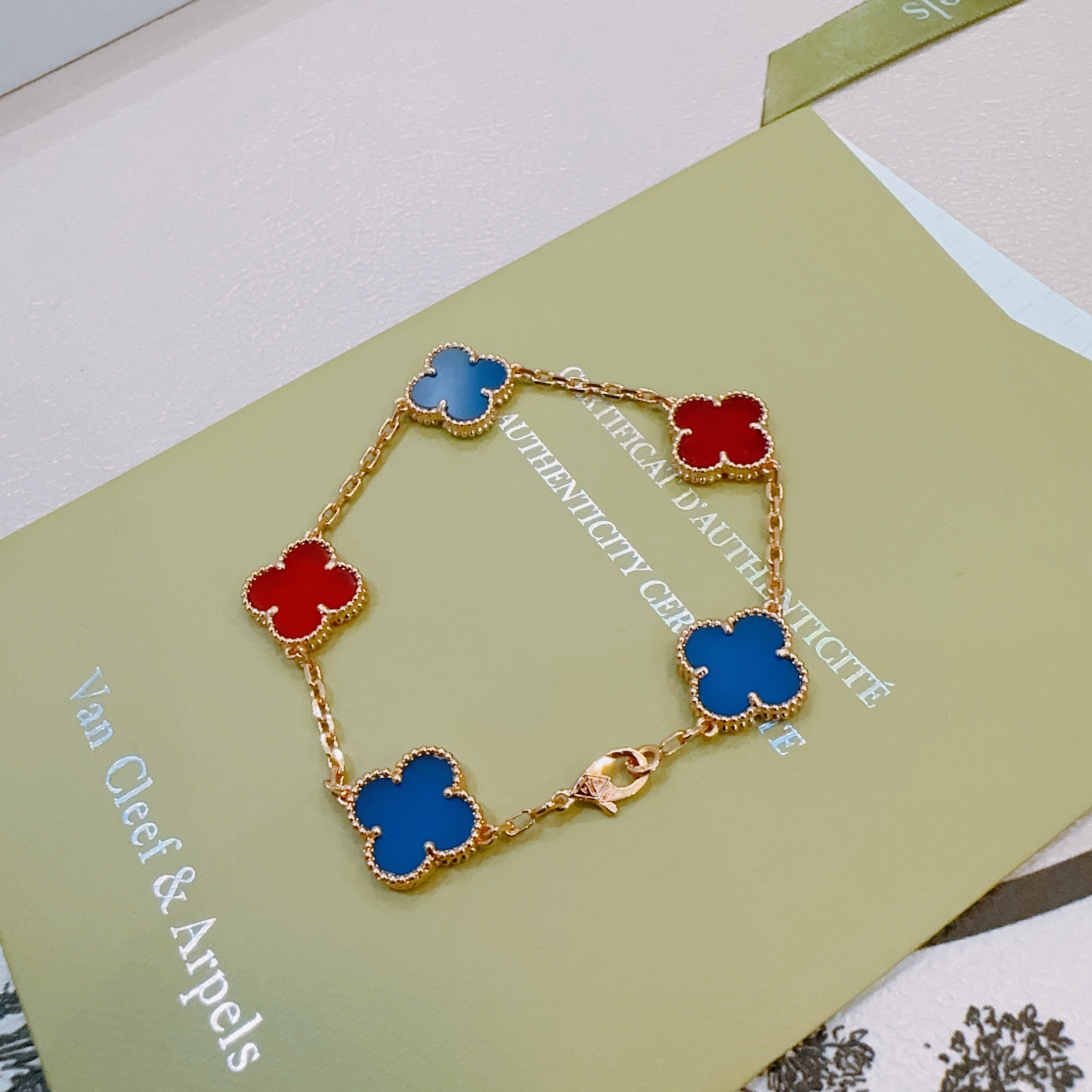 Bracciale Van Cleef Arpels Alhambra in metallo oro rosa con intarsi di trifoglio blu e rosso 18 cm