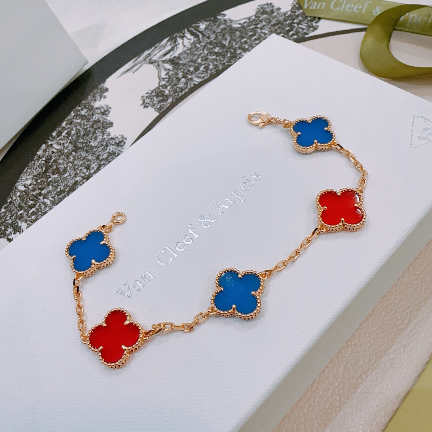 Bracciale Van Cleef Arpels Alhambra in metallo oro rosa con intarsi di trifoglio blu e rosso 18 cm