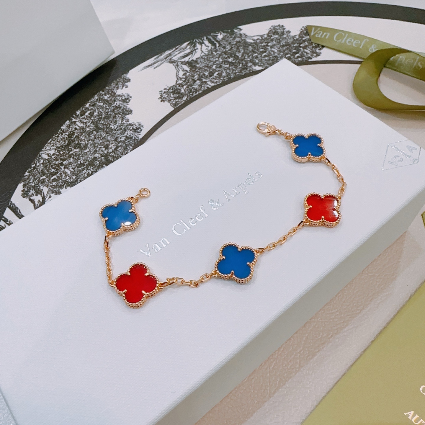 Bracciale Van Cleef Arpels Alhambra in metallo oro rosa con intarsi di trifoglio blu e rosso 18 cm