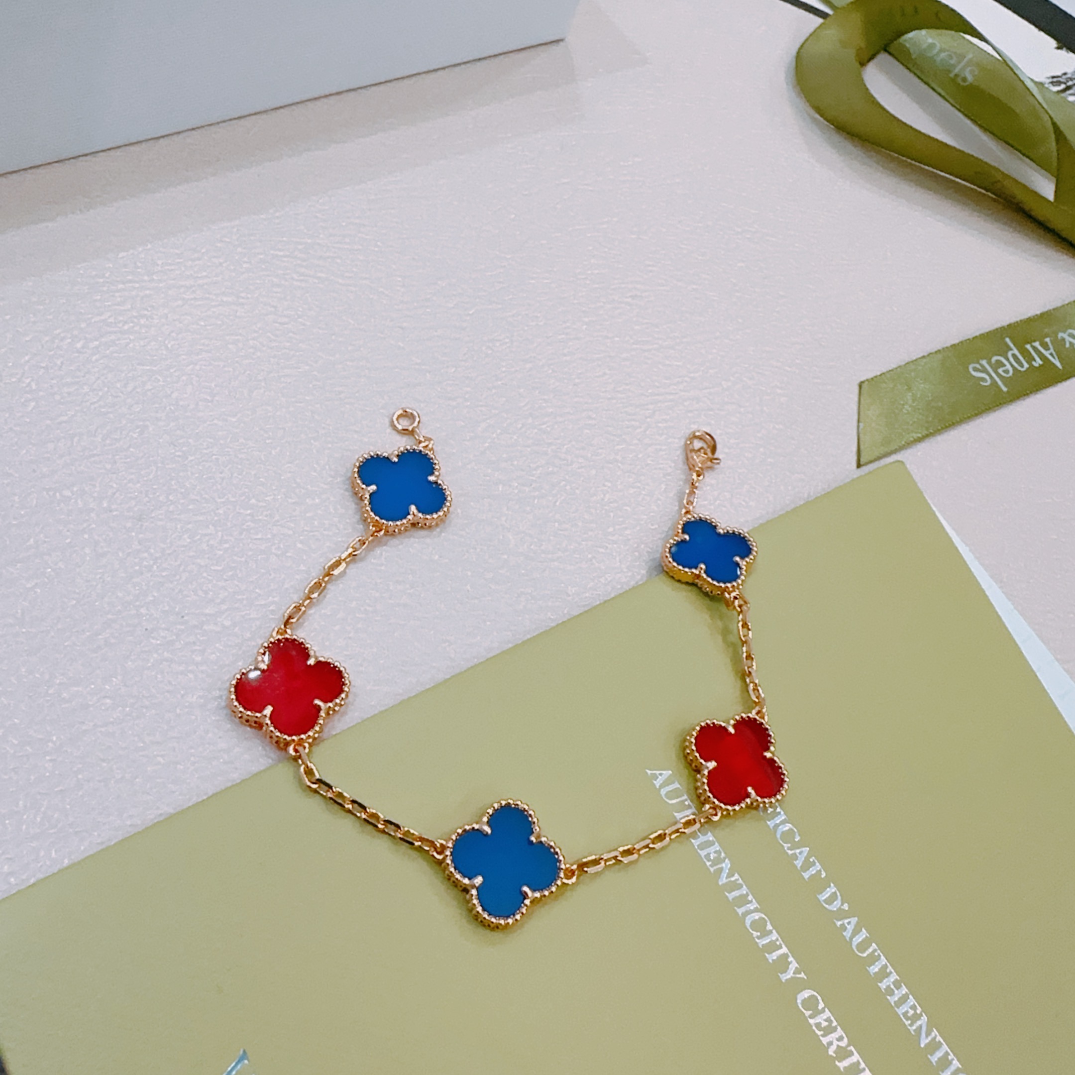 Bracciale Van Cleef Arpels Alhambra in metallo oro rosa con intarsi di trifoglio blu e rosso 18 cm
