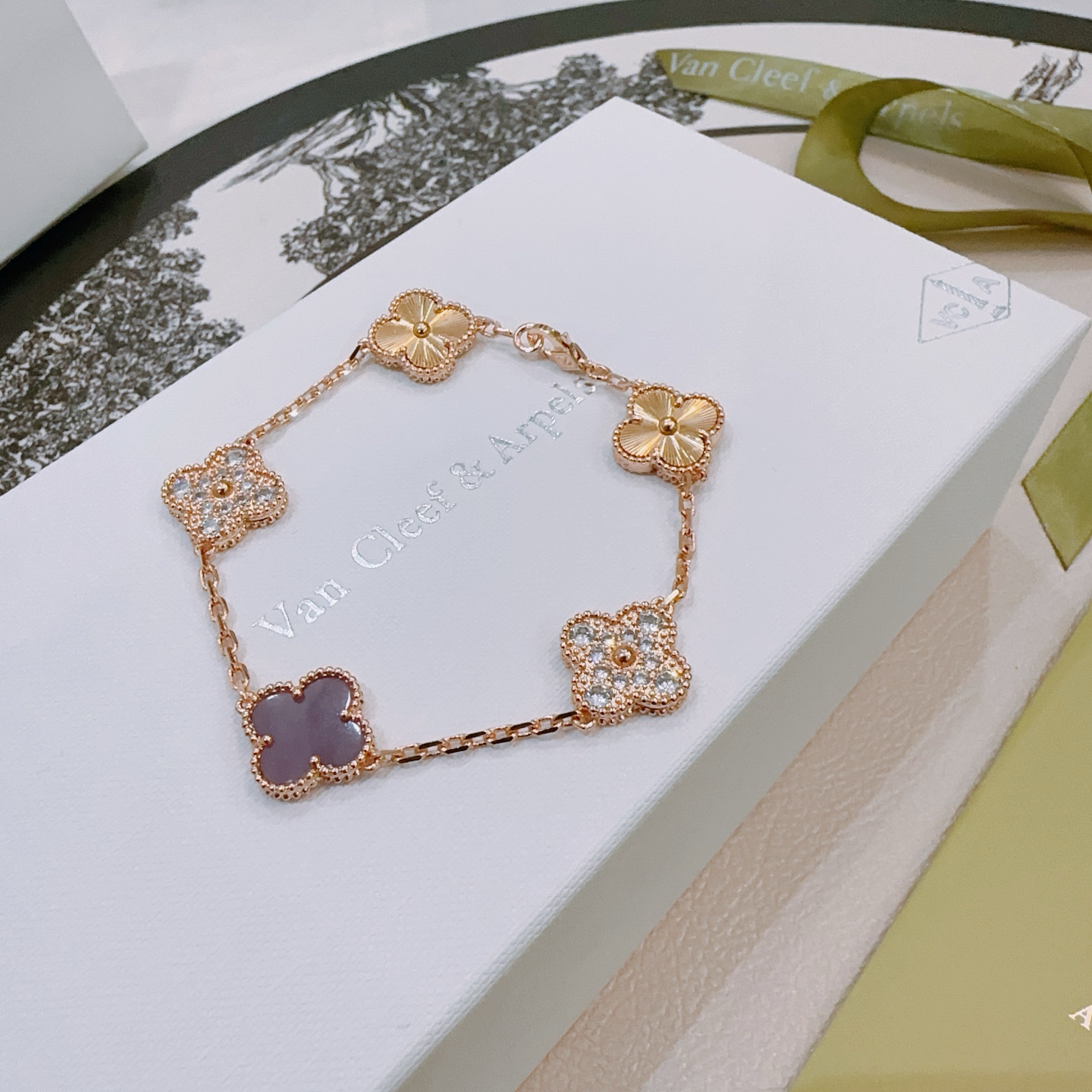 Bracciale Van Cleef Arpels Alhambra Metallo color oro rosa con accenti di diamanti trasparenti in calcedonio viola e motivi guilloché a trifoglio in oro rosa 18 cm