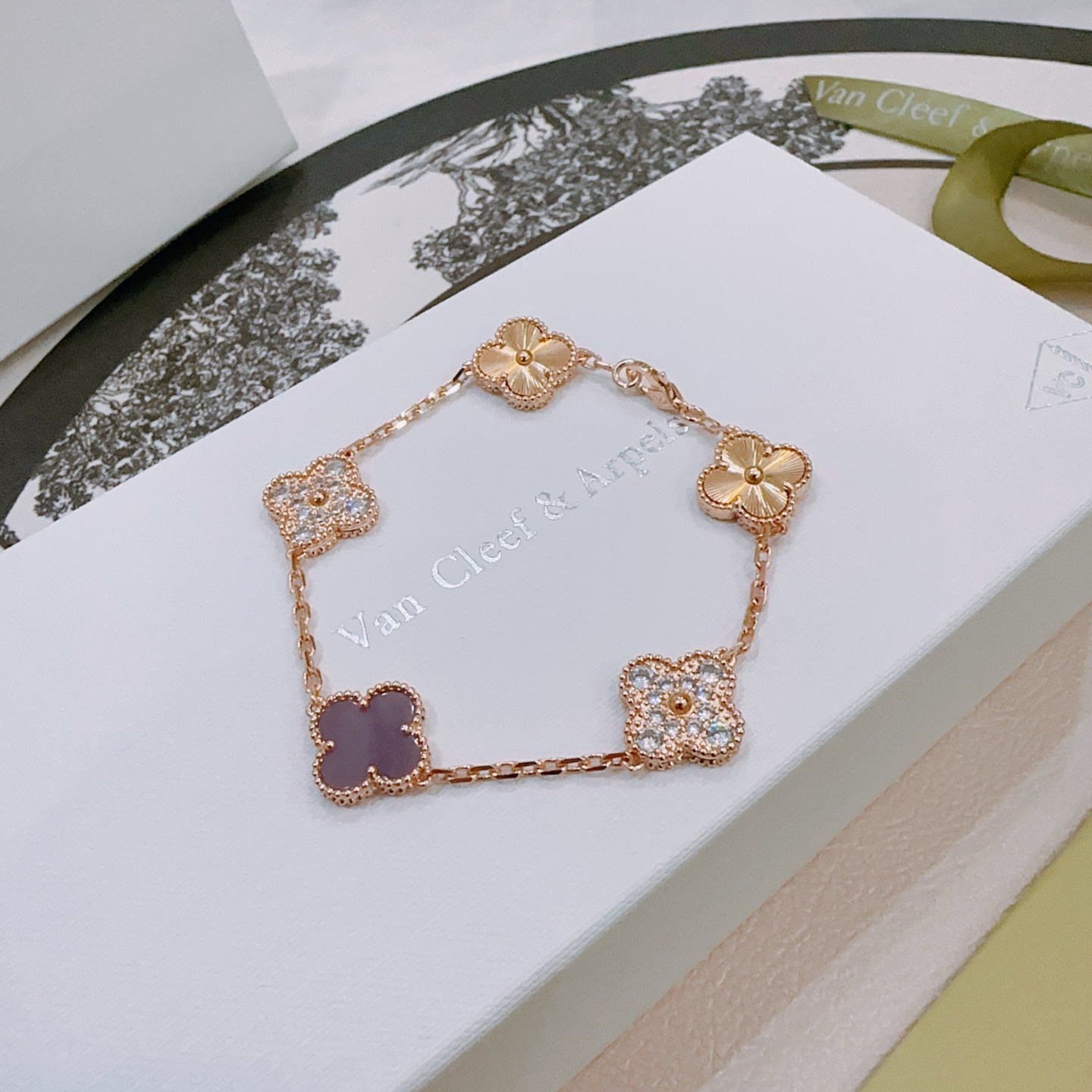 Bracciale Van Cleef Arpels Alhambra Metallo color oro rosa con accenti di diamanti trasparenti in calcedonio viola e motivi guilloché a trifoglio in oro rosa 18 cm