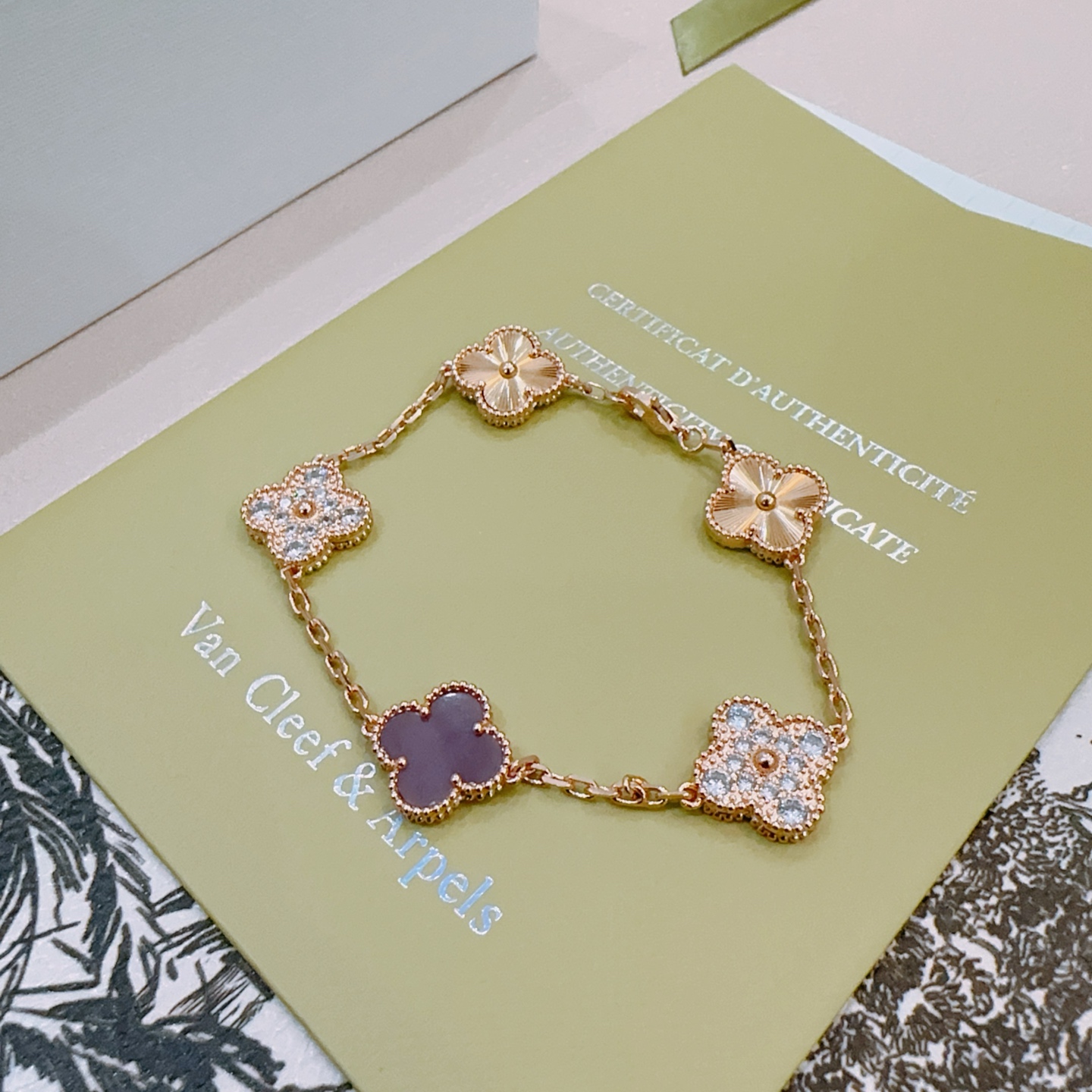 Bracciale Van Cleef Arpels Alhambra Metallo color oro rosa con accenti di diamanti trasparenti in calcedonio viola e motivi guilloché a trifoglio in oro rosa 18 cm