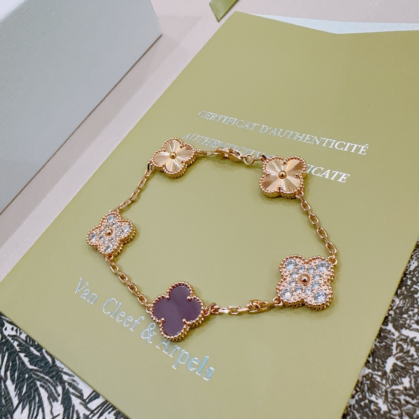 Bracciale Van Cleef Arpels Alhambra Metallo color oro rosa con accenti di diamanti trasparenti in calcedonio viola e motivi guilloché a trifoglio in oro rosa 18 cm