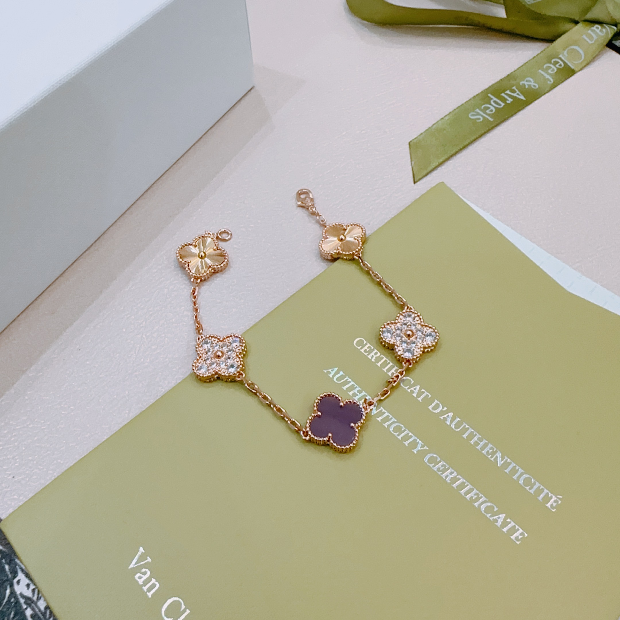 Bracciale Van Cleef Arpels Alhambra Metallo color oro rosa con accenti di diamanti trasparenti in calcedonio viola e motivi guilloché a trifoglio in oro rosa 18 cm