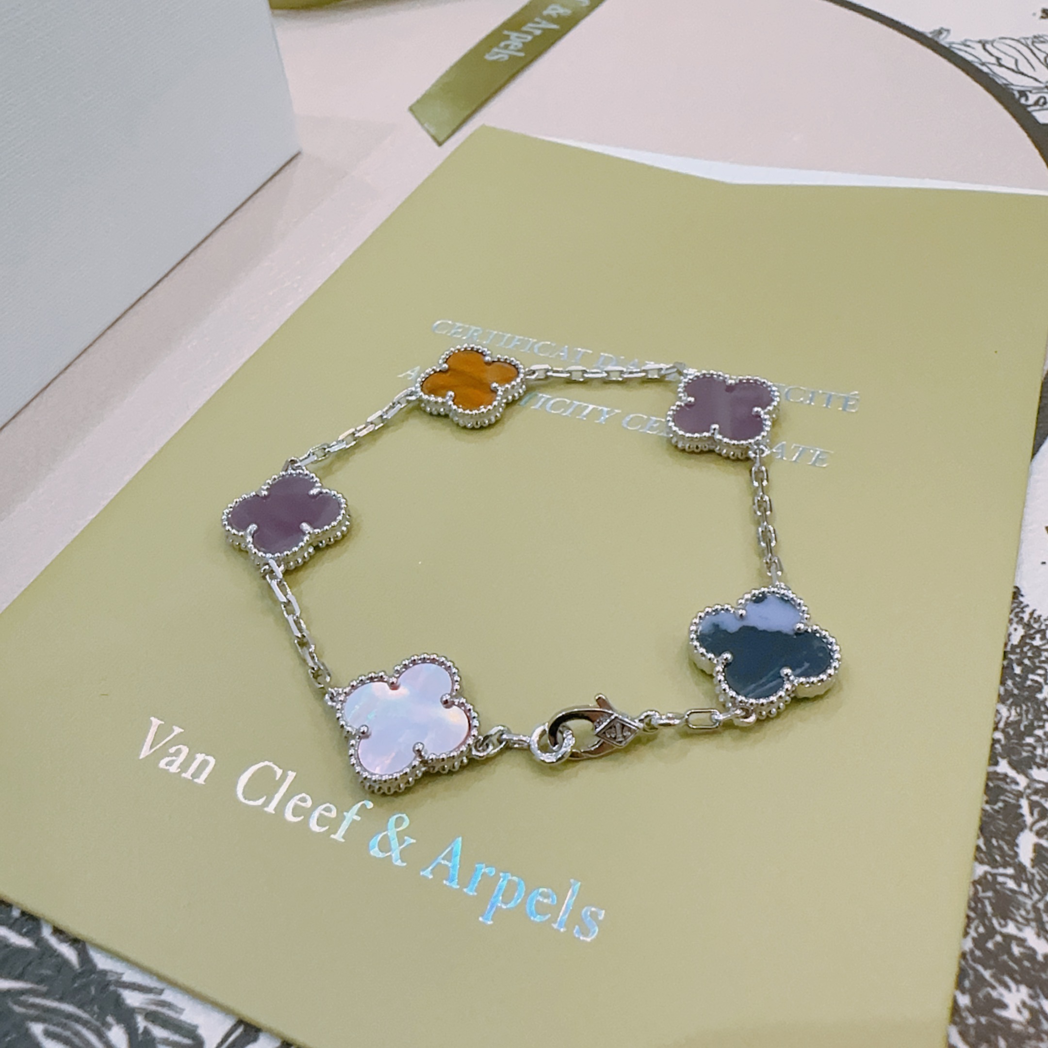 Bracciale Van Cleef Arpels Alhambra Metallo color argento con intarsi di trifoglio multicolore tra cui madreperla rosa, calcedonio viola, occhio di tigre e pietersite blu 17 cm