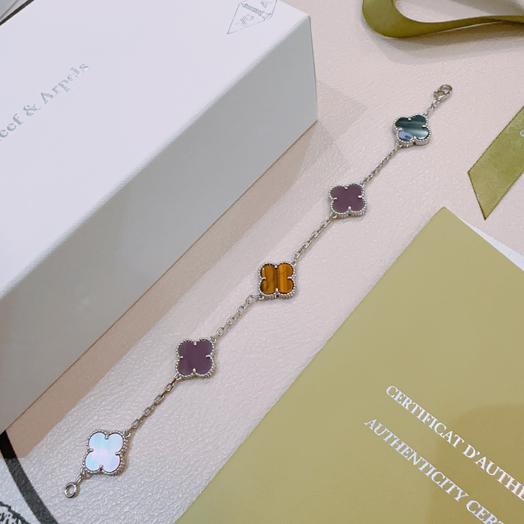 Bracciale Van Cleef Arpels Alhambra Metallo color argento con intarsi di trifoglio multicolore tra cui madreperla rosa, calcedonio viola, occhio di tigre e pietersite blu 17 cm