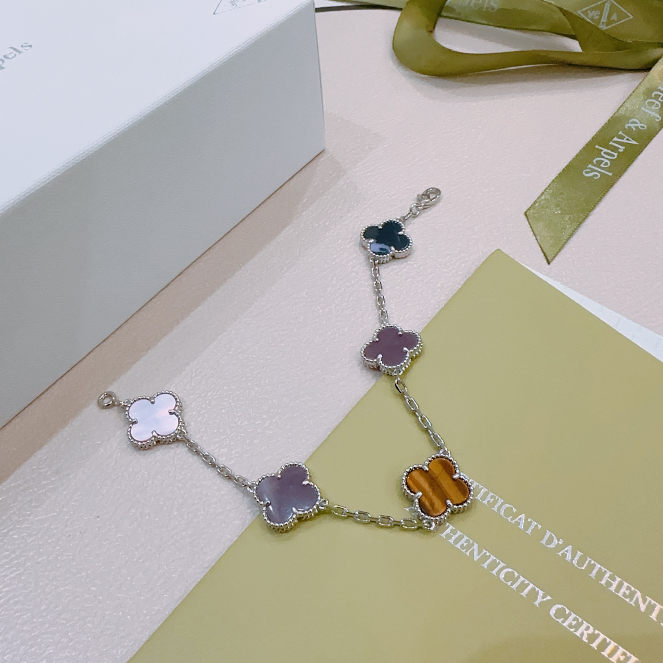Bracciale Van Cleef Arpels Alhambra Metallo color argento con intarsi di trifoglio multicolore tra cui madreperla rosa, calcedonio viola, occhio di tigre e pietersite blu 17 cm