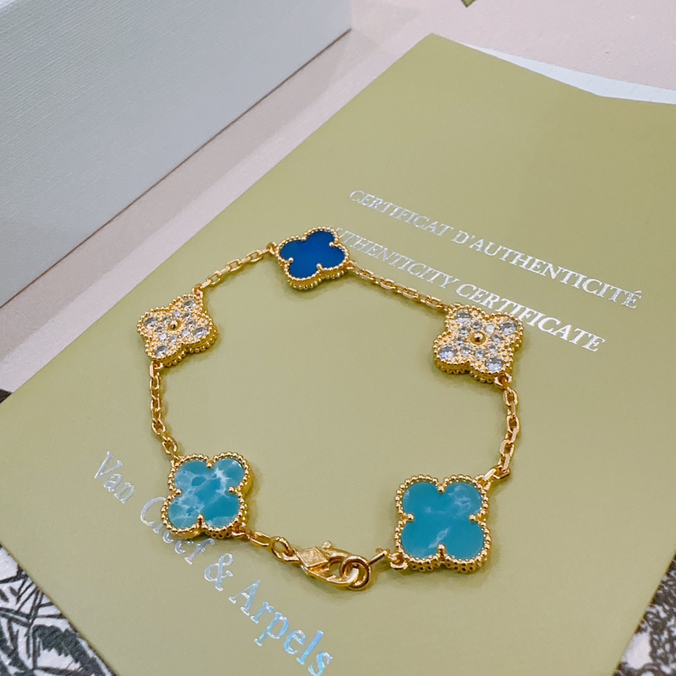 Bracciale Van Cleef Arpels Alhambra Oro giallo con blu turchese, blu reale e motivi quadrifoglio chiari con accenti di diamanti 17 cm