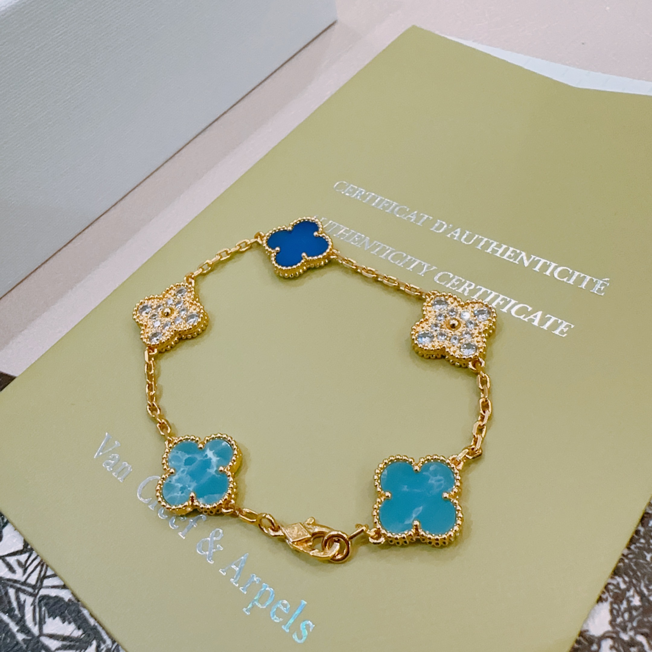 Bracciale Van Cleef Arpels Alhambra Oro giallo con blu turchese, blu reale e motivi quadrifoglio chiari con accenti di diamanti 17 cm