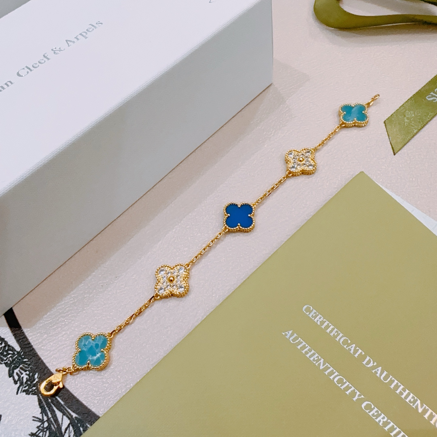 Bracciale Van Cleef Arpels Alhambra Oro giallo con blu turchese, blu reale e motivi quadrifoglio chiari con accenti di diamanti 17 cm