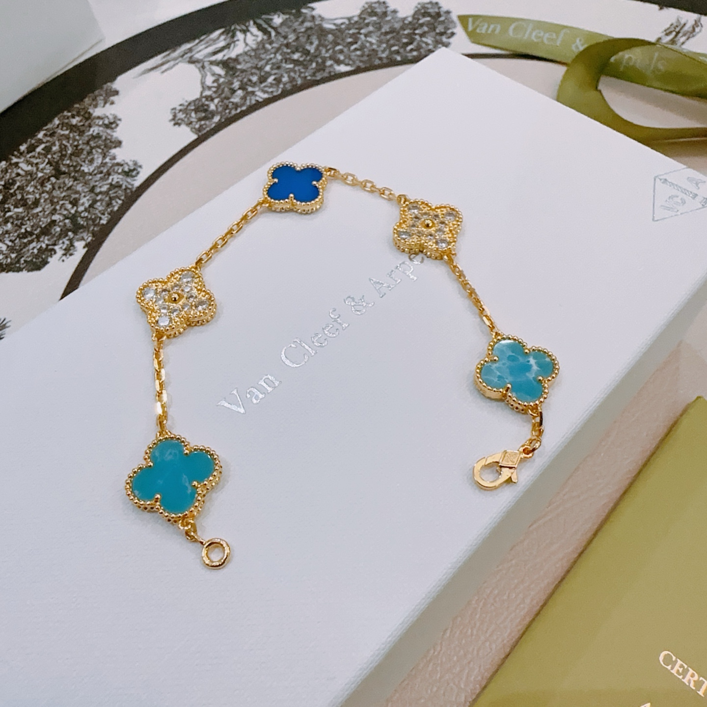 Bracciale Van Cleef Arpels Alhambra Oro giallo con blu turchese, blu reale e motivi quadrifoglio chiari con accenti di diamanti 17 cm